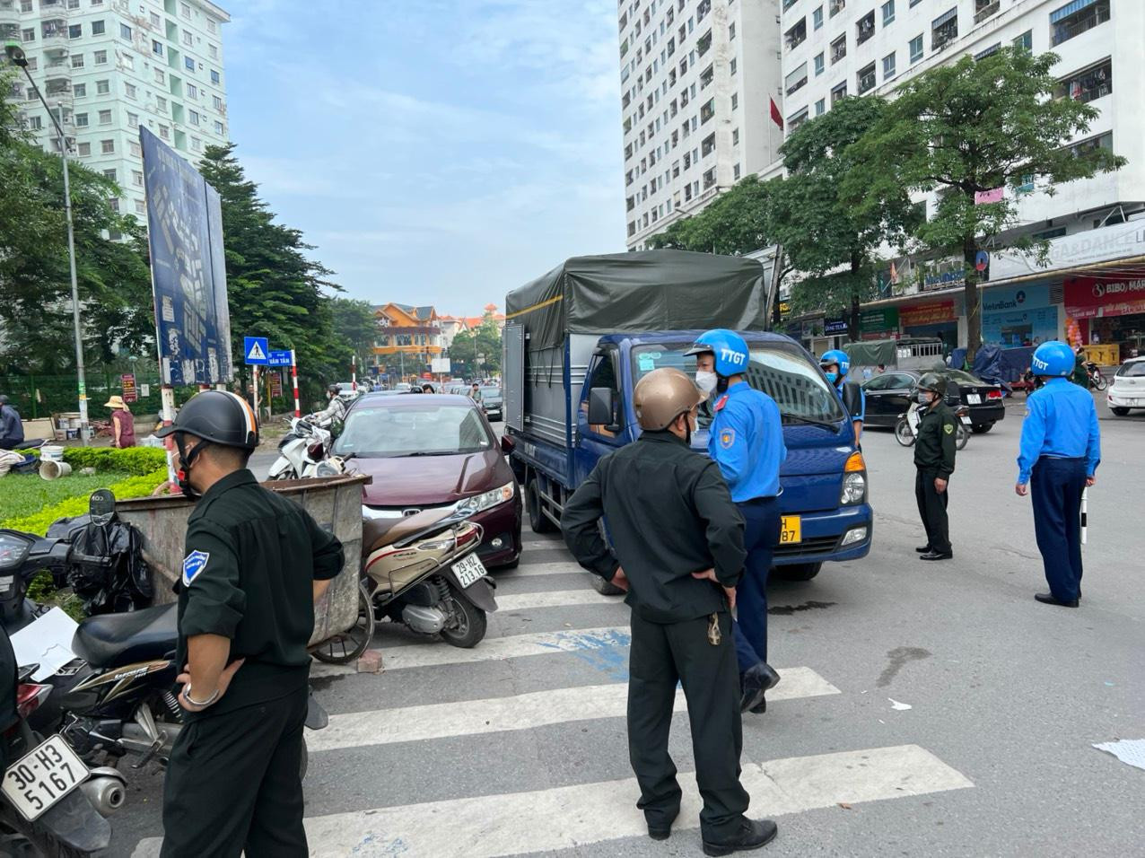 Lực lượng chức năng xử lý xe dừng đỗ trước khu vực tổ hợp HH Linh Đàm. Ảnh: PV