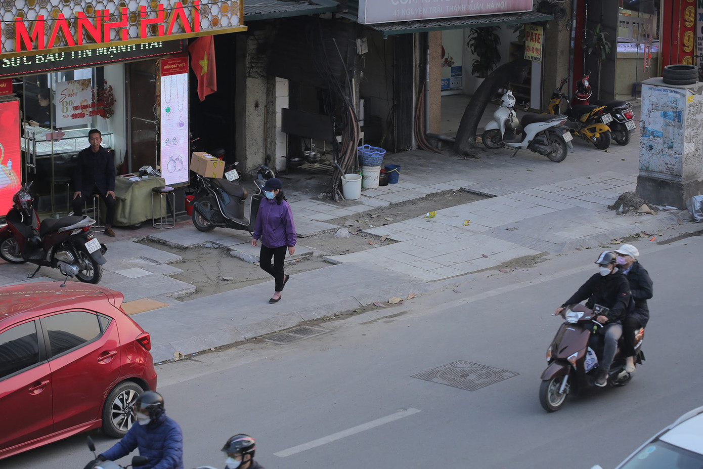 Theo Ban QLDA quận Thanh Xuân, hiện quận đang tiến hành duy tu, bảo trì, sửa chữa hai tuyến vỉa hè lát đá trên địa bàn, đảm bảo chất lượng công trình, tránh xuống cấp thêm. Ảnh: Duy Phạm
