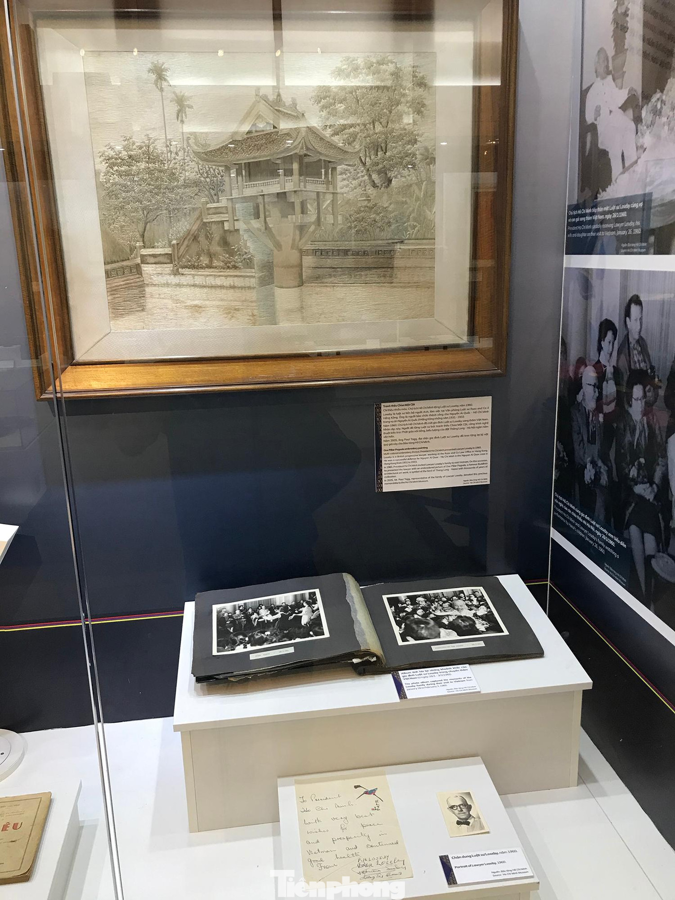 Tranh thêu Chùa Một cột bằng chỉ thêu nhiều màu, Chủ tịch Hồ Chí Minh tặng Luật sư Loseby năm 1960. Luật sư Loseby là luật sư tiến bộ người Anh, làm việc tại Văn phòng Luật sư Russ and Co ở Hồng Kông. Ông là người bào chữa thành công cho Nguyễn Ái Quốc - Hồ Chí Minh trong vụ án Nguyễn Ái Quốc ở Hồng Kông những năm 1931 - 1933. Năm 1960, Chủ tịch Hồ Chí Minh đã mời gia đình luật sư Loseby sang thăm Việt Nam. Nhân dịp này, Người đã tặng Luật sư bức tranh thêu Chùa Một cột, công trình nghệ thuật kiến trúc Phật giáo nổi tiếng, biểu tượng của đất Thăng Long - Hà Nội nghìn năm văn hiến. Ảnh: Trường Phong