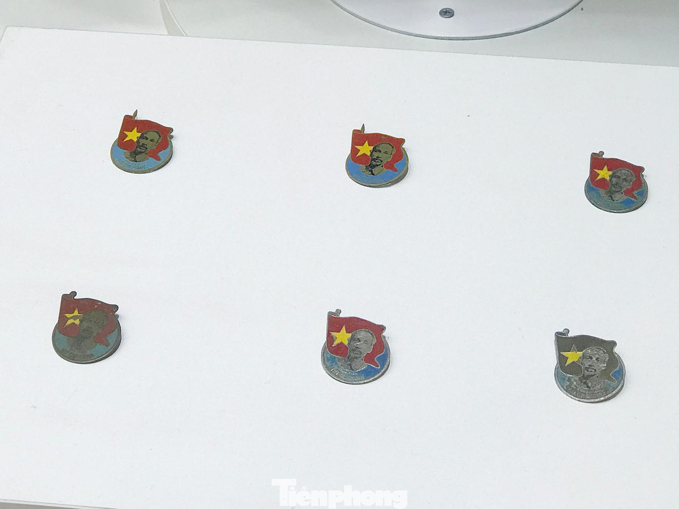 Bộ sưu tập Huy hiệu Bác Hồ, phần thưởng cao quý của Bác Hồ dành tặng những cá nhân lập chiến công xuất sắc trong chiến đấu cũng như trong phong trào "Người tốt, việc tốt". Ảnh: Trường Phong