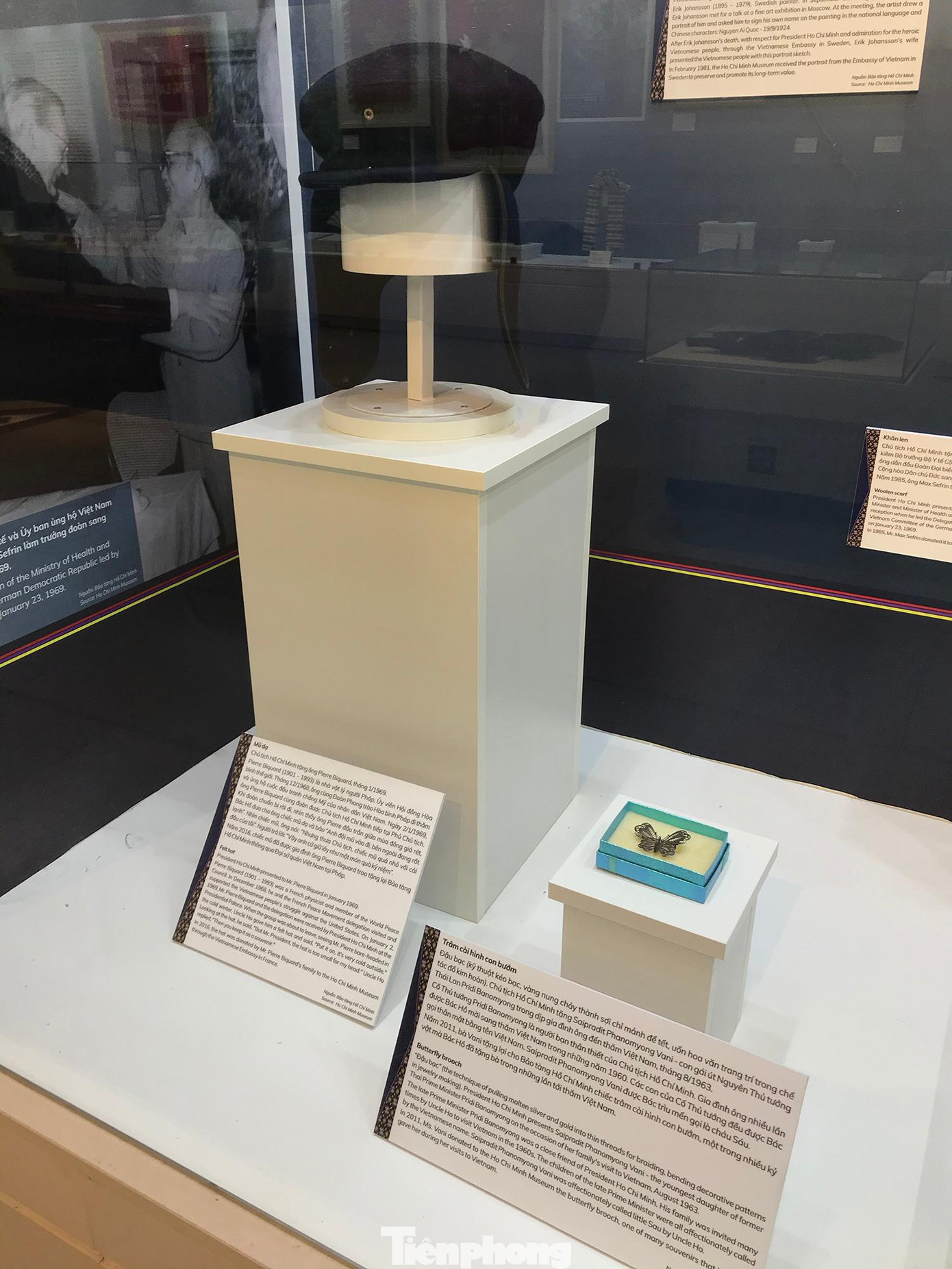 Mũ dạ, Chủ tịch Hồ Chí Minh tặng ông Pierre Biquard, tháng 1/1969, nhà vật lý người Pháp, Uỷ viên Hội đồng hoà bình thế giới. Tháng 12/1968, ông cùng Đoàn phong trào Hoà bình Pháp đi thăm và ủng hộ cuộc đấu tranh chống Mỹ của nhân dân Việt Nam. Ngày 2/1/1969, ông Pierre Biquard cùng đoàn được Chủ tịch Hồ Chí Minh tiếp tại Phủ Chủ tịch. Khi đoàn chuẩn bị rời đi, nhìn thấy ông Biquard đầu trần giữa mùa đông giá rét, Bác Hồ đưa cho ông chiếc mũ dạ và bảo "Anh đội mũ vào đi, bên ngoài đang rất lạnh". Nhìn chiếc mũ, ông nói: "Nhưng thưa Chủ tịch, chiếc mũ quá nhỏ với cái đầu của tôi". Người trả lời: "Vậy anh cứ giữ lấy như một món quà kỷ niệm". Trâm cài hình con bướm Chủ tịch Hồ Chí Minh tặng Saipradit Phanomyong Vaini, con gái út Nguyên Thủ tướng Thái Lan Pridi Banomyong trong dịp gia đình ông đến thăm Việt Nam, tháng 8/1963. Ảnh: Trường Phong.