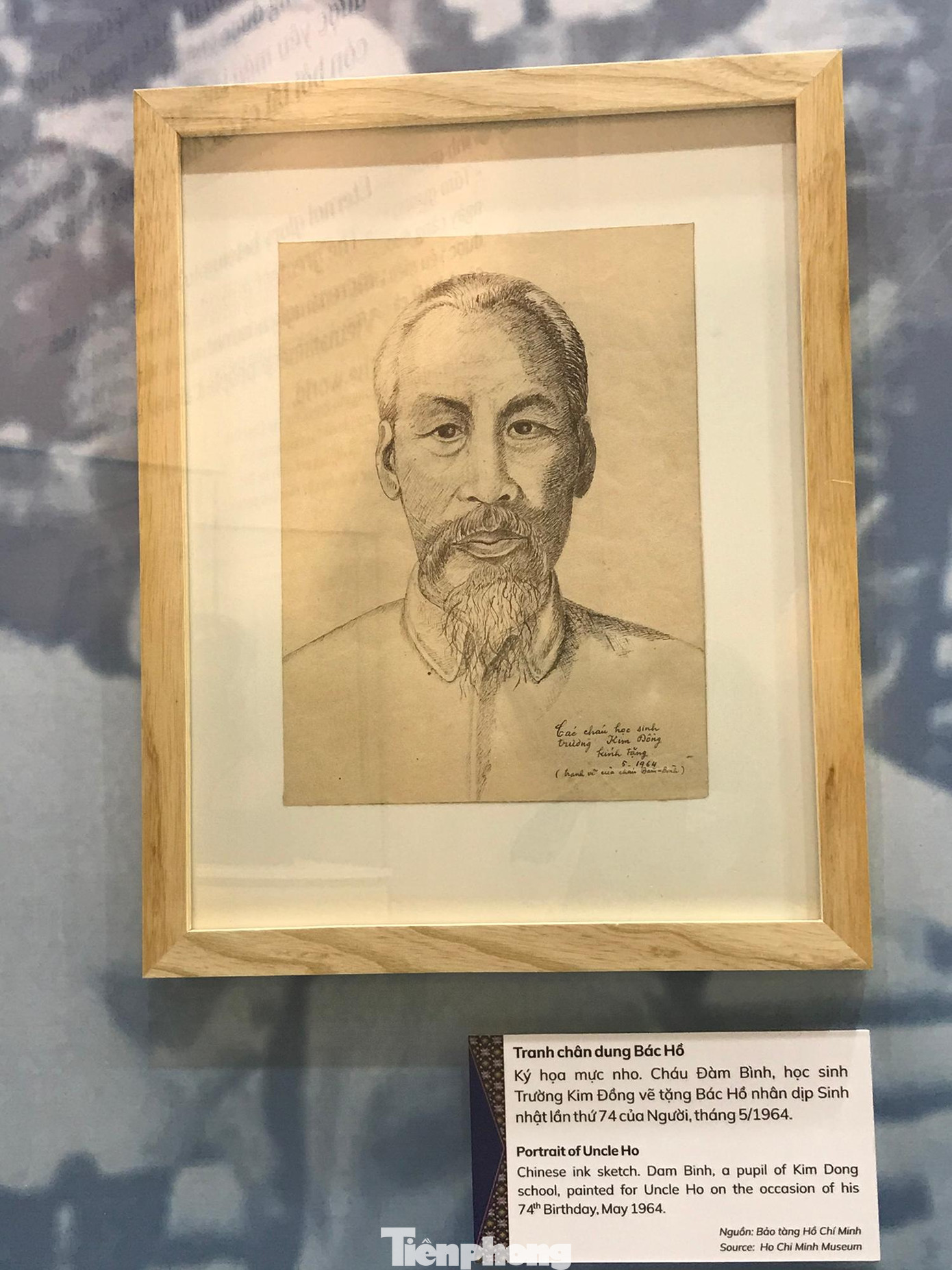 Chân dung Bác Hồ, ký hoạ mực nho của cháu Đàm Bình, học sinh trường Kim Đồng vẽ tặng Bác Hồ nhân dịp sinh nhật lần thứ 74 của Người, năm 1964. Ảnh: Trường Phong