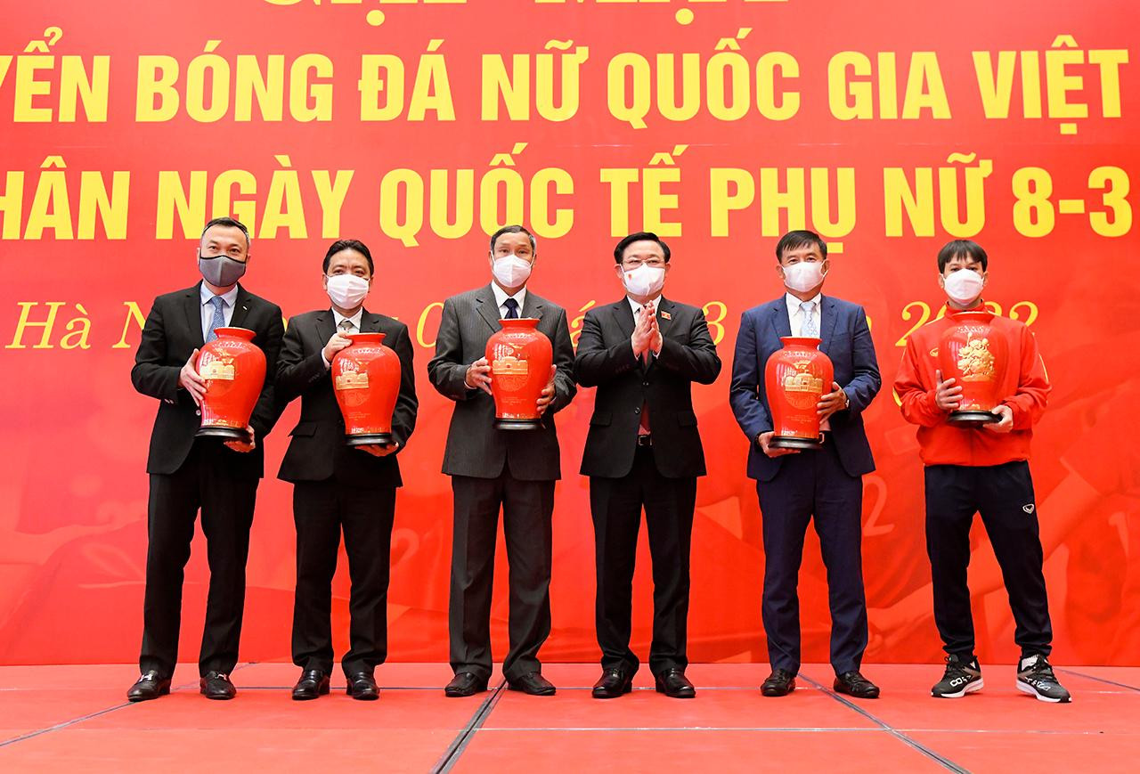 Chủ tịch Quốc hội Vương Đình Huệ tặng quà cho đại diện Đội tuyển bóng đá nữ Việt Nam, Huấn luyện viên Mai Đức Chung, đại diện lãnh đạo Bộ VHTT&amp;DL, Liên đoàn Bóng đá Việt Nam. Ảnh: Quochoi.vn