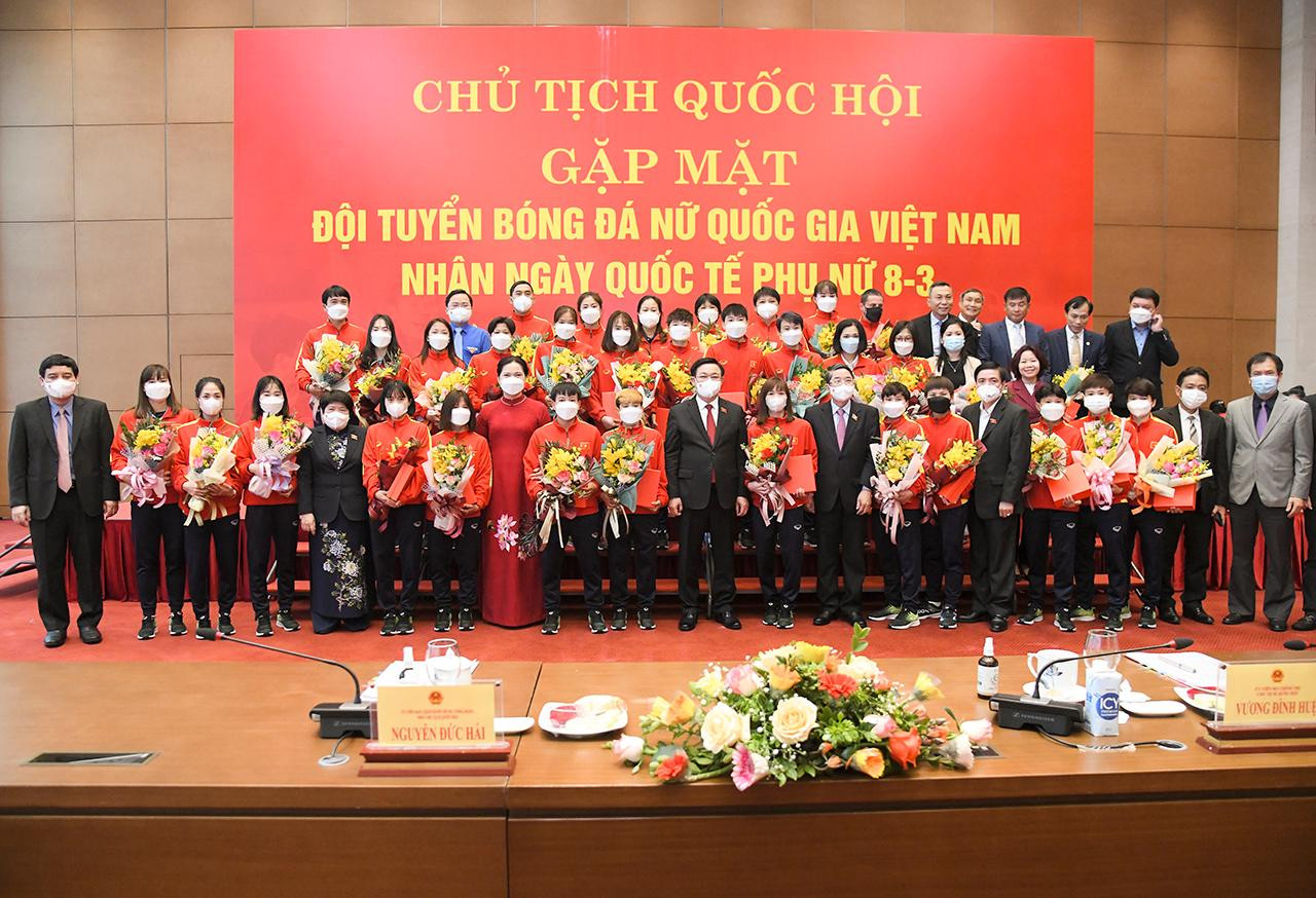 Chủ tịch Quốc hội Vương Đình Huệ tặng quà chúc mừng các nữ cầu thủ Đội tuyển Bóng đá nữ Việt Nam, Huấn luyện viên Mai Đức Chung; Bộ VHTT&amp;DL; Liên đoàn Bóng đá Việt Nam và Đội tuyển U23 Việt Nam. Ảnh: Quochoi.vn