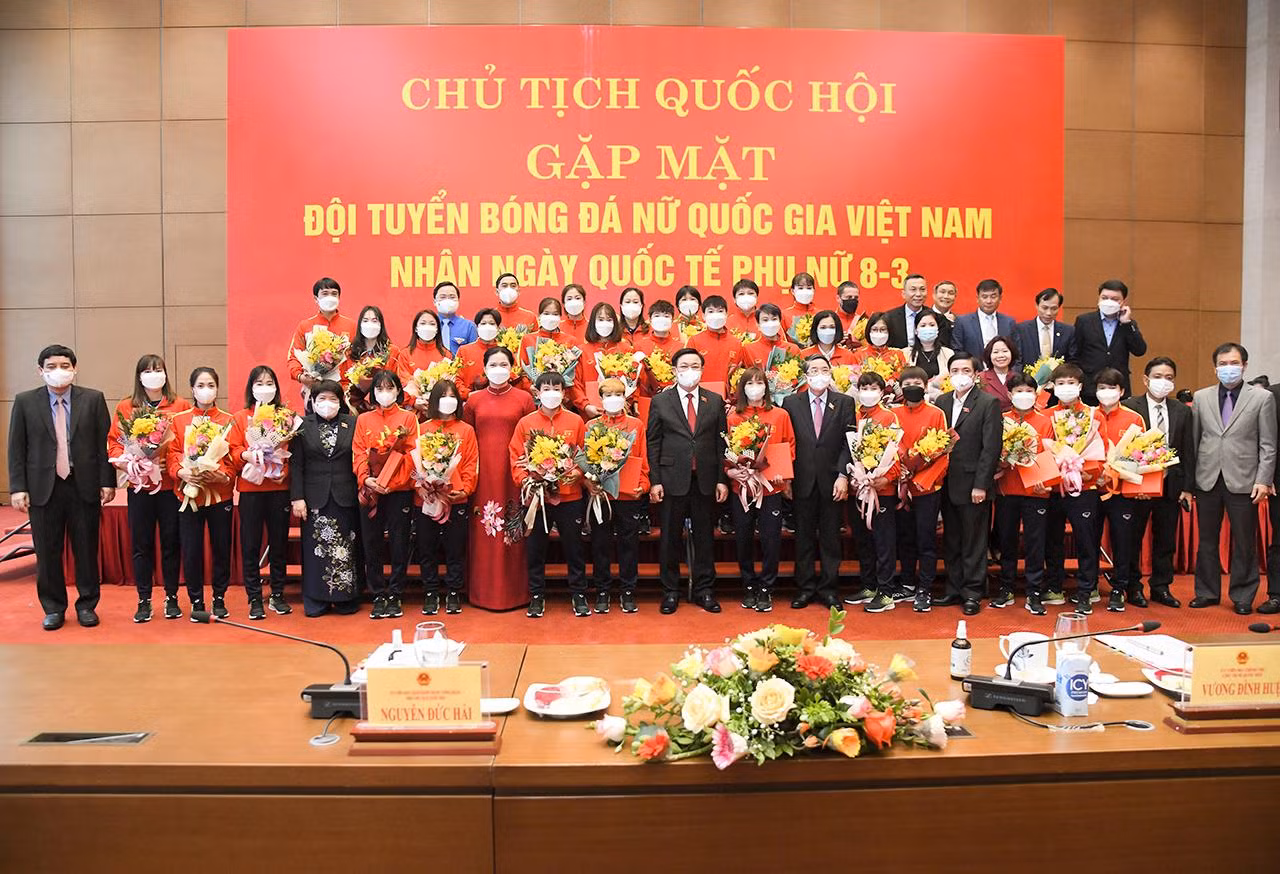 Chủ tịch Quốc hội Vương Đình Huệ tặng quà chúc mừng các nữ cầu thủ Đội tuyển Bóng đá nữ Việt Nam, Huấn luyện viên Mai Đức Chung; Bộ VHTT&DL; Liên đoàn Bóng đá Việt Nam và Đội tuyển U23 Việt Nam. Ảnh: Quochoi.vn Chủ tịch Quốc hội Vương Đình Huệ tặng quà chúc mừng các nữ cầu thủ Đội tuyển Bóng đá nữ Việt Nam, Huấn luyện viên Mai Đức Chung; Bộ VHTT&DL; Liên đoàn Bóng đá Việt Nam và Đội tuyển U23 Việt Nam. Ảnh: Quochoi.vn