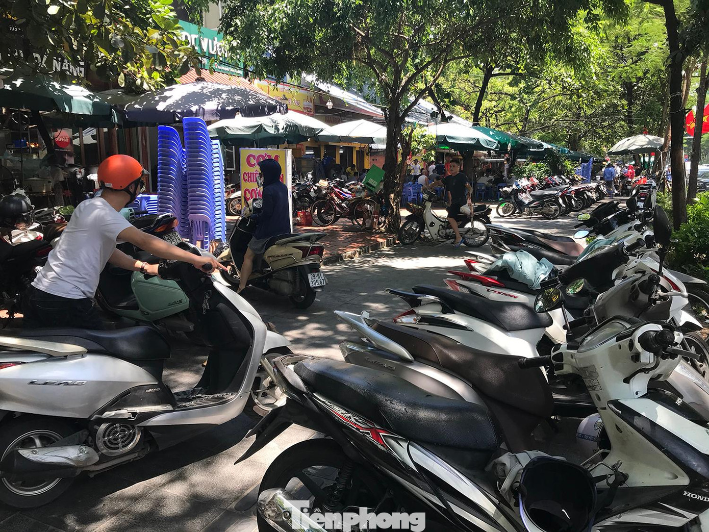 Ở khu vực có một số quán ăn uống trên phố Huỳnh Thúc Kháng, xe máy cũng xếp dày đặc trên vỉa hè, chỉ dành một lối rất nhỏ cho người đi bộ. Ảnh: Trường Phong