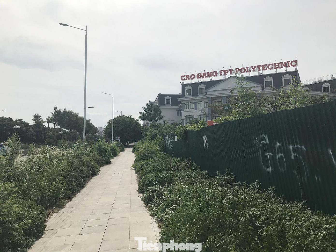 Đáng chú ý, trên tuyến đường, nhiều vị trí hiện vẫn đang là công trường xây dựng, dự án quây tôn. Hạ tầng xung quanh chưa ổn định khiến vỉa hè nhiều khu vực xuống cấp, hư hỏng. Ảnh: Trường Phong