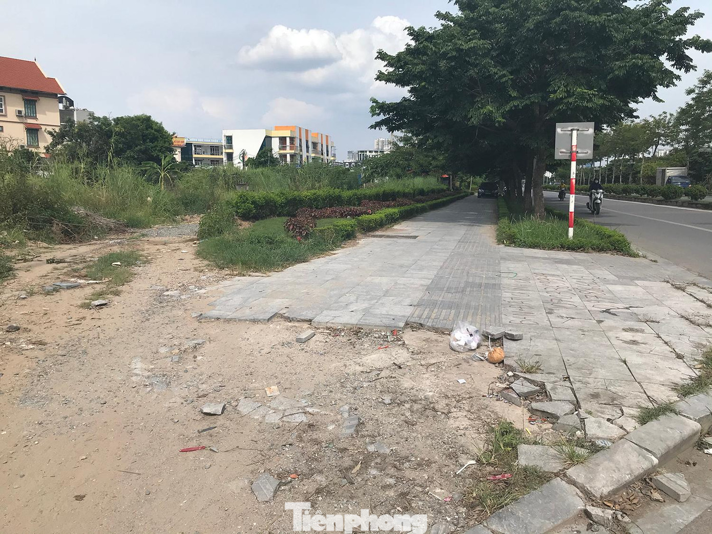 Một số khu vực giao với các đường nhánh trên tuyến phố vỉa hè lát đá cũng bị cày nát, hư hỏng. Ảnh: Trường Phong