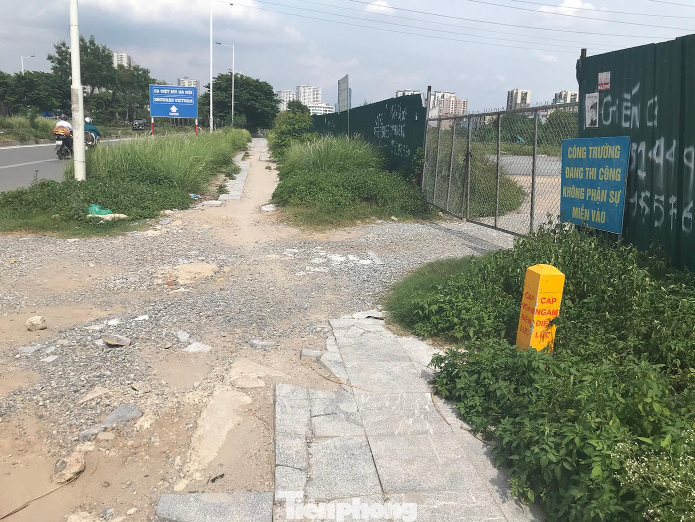 Dù theo quy định của thành phố Hà Nội, các tuyến đường đã đồng bộ về hạ tầng kỹ thuật, ổn định về công trình hai bên đường mới tiến hành lát đá, nhưng nhiều tuyến đường vẫn lát đá vỉa hè khi hạ tầng còn ngổn ngang, công trường xây dựng hai bên đường thi công, hoạt động, gây ảnh hưởng đến tuổi thọ của vỉa hè khi lát đá. Ảnh: Trường Phong