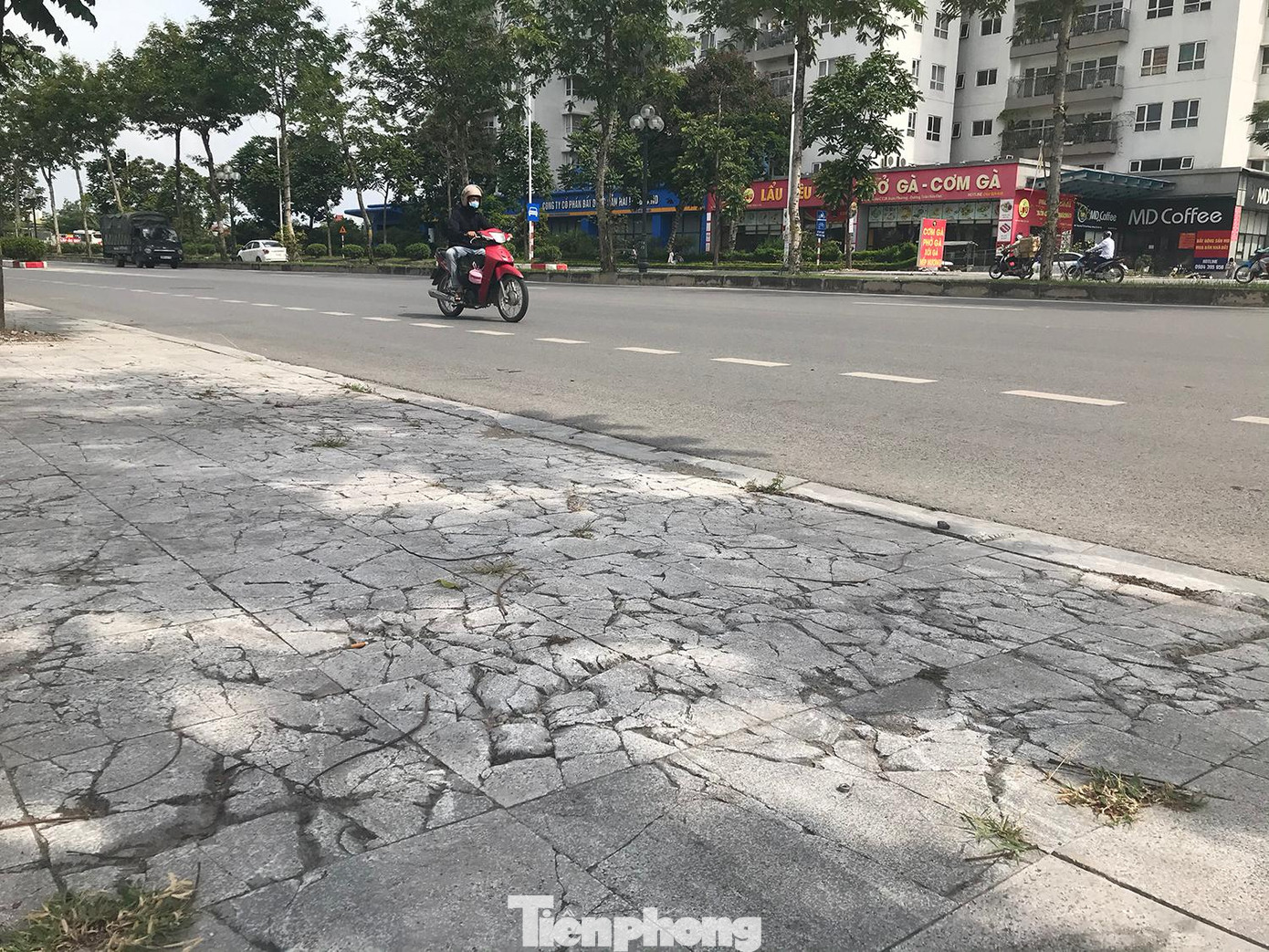 Đá lát trên vỉa hè tuyến phố Trịnh Văn Bô (Nam Từ Liêm, Hà Nội) vỡ nát sau thời gian ngắn đưa vào sử dụng. Ảnh: Trường Phong Đá lát trên vỉa hè tuyến phố Trịnh Văn Bô (Nam Từ Liêm, Hà Nội) vỡ nát sau thời gian ngắn đưa vào sử dụng. Ảnh: Trường Phong