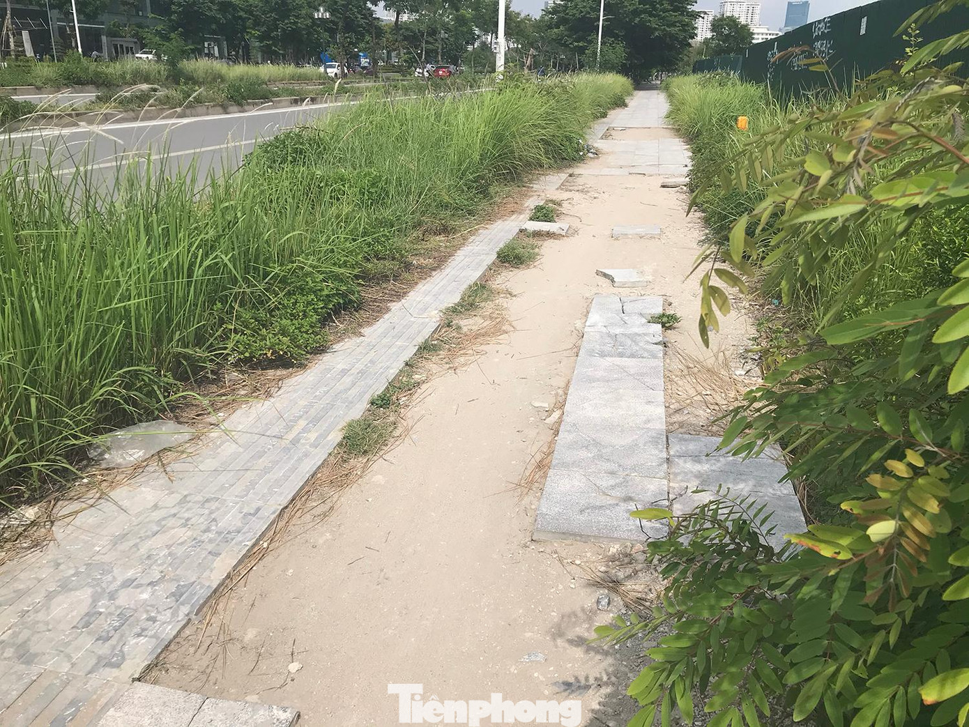 Một số khu vực vỉa hè bị lột hết đá, không còn nguyên vẹn. Ảnh: Trường Phong