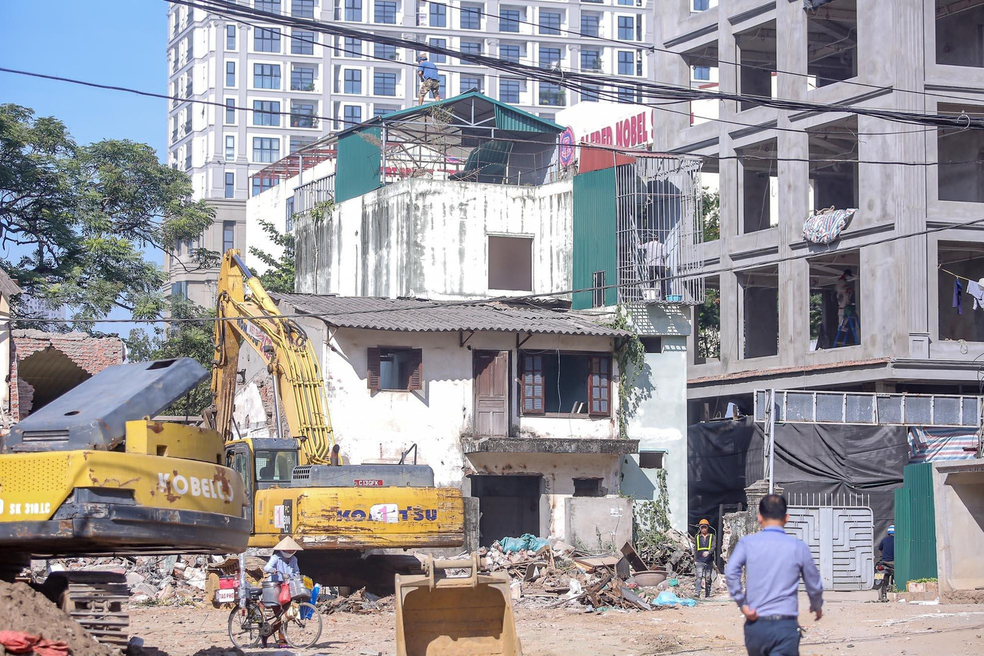 Lực lượng chức năng quận Đống Đa tiến hành phá dỡ công trình, bàn giao mặt bằng phục vụ thi công dự án đường Huỳnh Thúc Kháng kéo dài. Ảnh: Duy Phạm Lực lượng chức năng quận Đống Đa tiến hành phá dỡ công trình, bàn giao mặt bằng phục vụ thi công dự án đường Huỳnh Thúc Kháng kéo dài. Ảnh: Duy Phạm