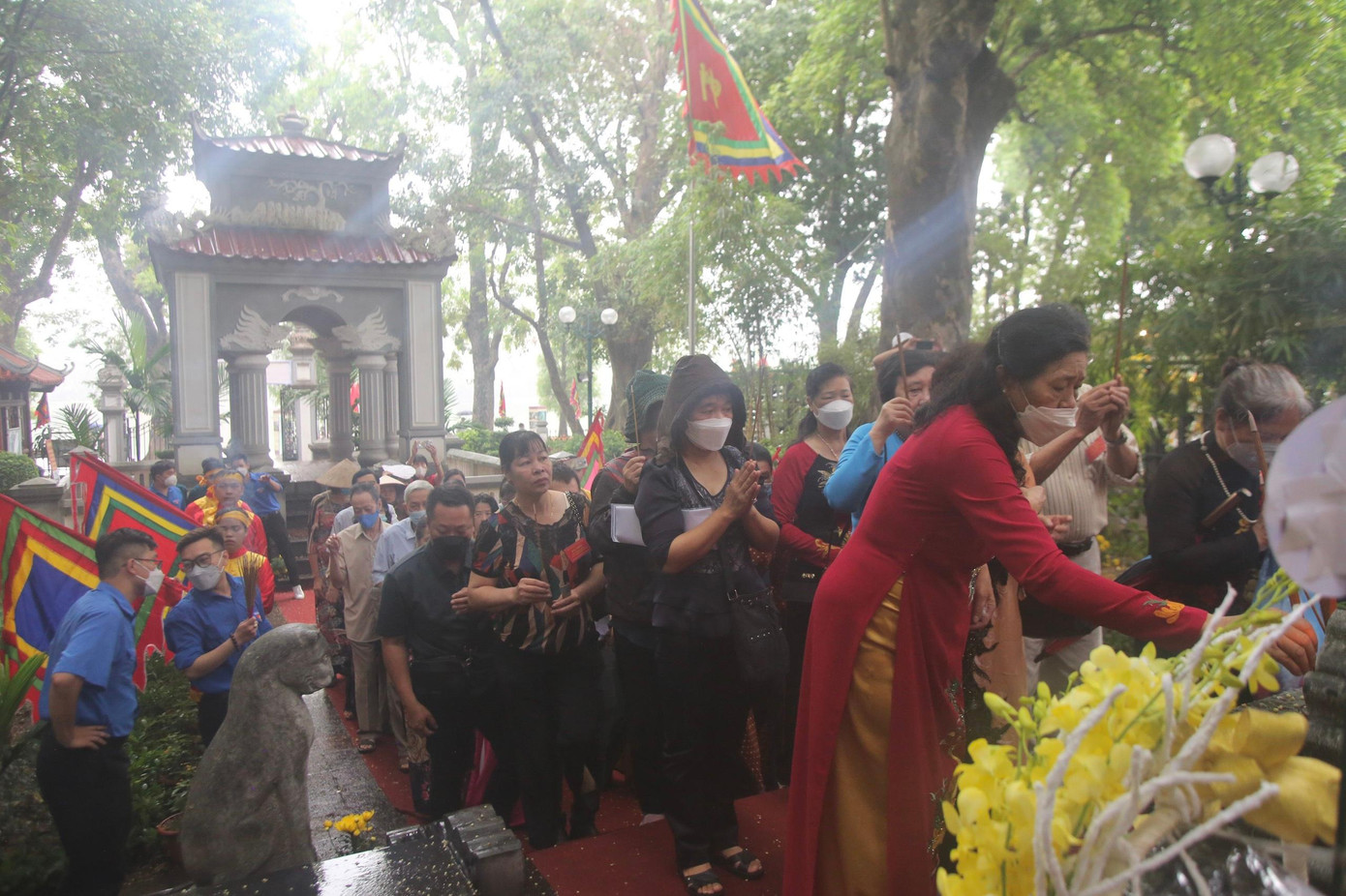 Nhiều người dân đến dâng hương sáng 15/5. Ảnh: Duy Phạm Nhiều người dân đến dâng hương sáng 15/5. Ảnh: Duy Phạm