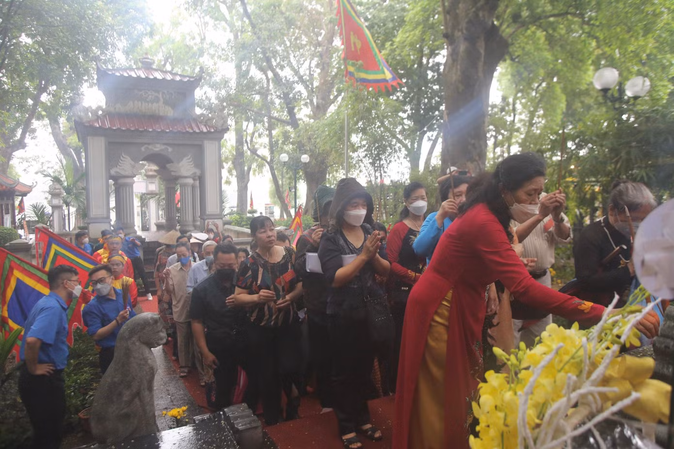 Nhiều người dân đến dâng hương sáng 15/5. Ảnh: Duy Phạm Nhiều người dân đến dâng hương sáng 15/5. Ảnh: Duy Phạm