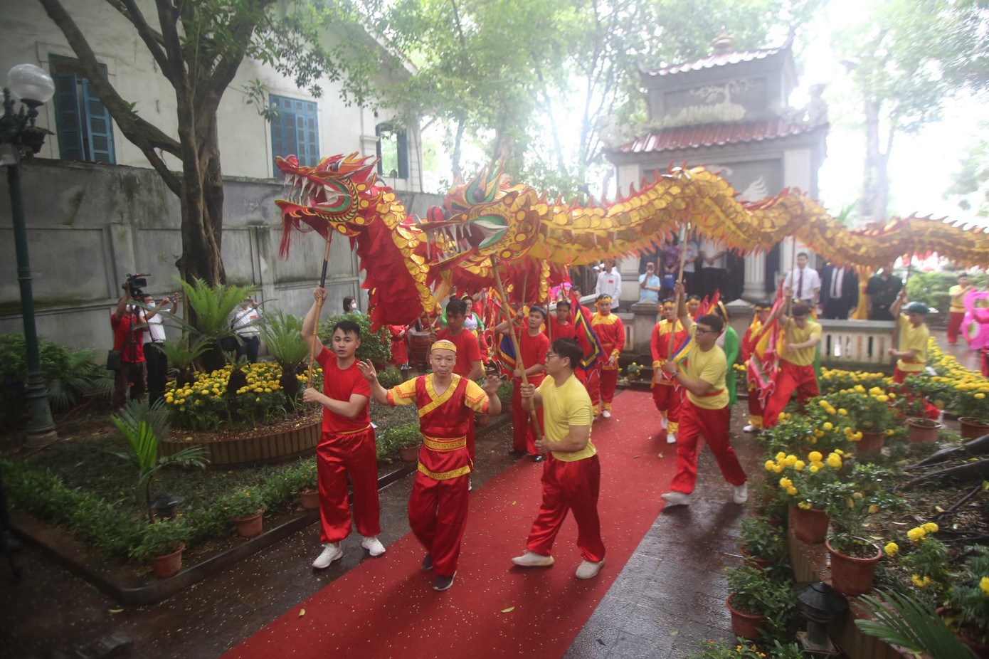 Tiết mục múa rồng tại lễ dâng hương. Ảnh: Duy Phạm Tiết mục múa rồng tại lễ dâng hương. Ảnh: Duy Phạm