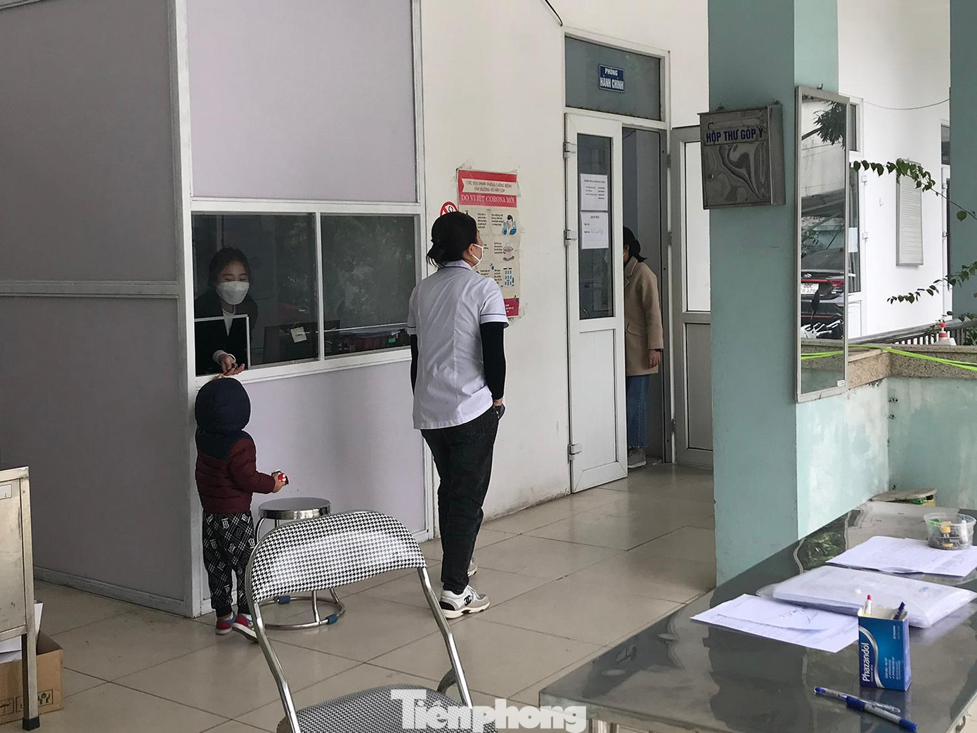 Cháu bé đi làm cùng mẹ tại Trạm y tế phường trên địa bàn Hà Nội ngày đầu năm 2022.