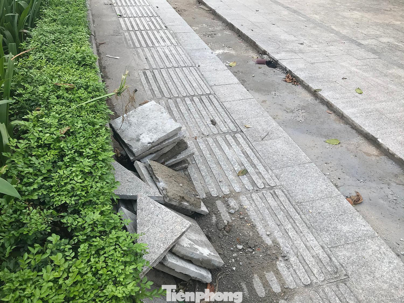 Tại một khu vực, còn để lại một đống đá sau khi lột khỏi vỉa hè. Những viên đá này dính bê tông nham nhở, nhiều viên bị vỡ nát. Ảnh: Trường Phong