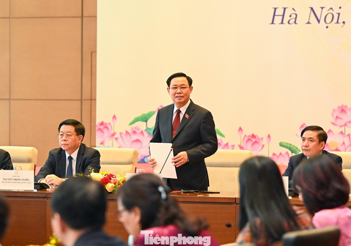 Thay mặt Lãnh đạo Đảng, Nhà nước, Ủy ban Thường vụ Quốc hội, Chủ tịch Quốc hội Vương Đình Huệ biểu dương những thành tựu xuất sắc của ngành Xuất bản, In và Phát hành sách Việt Nam trong suốt 70 năm qua, chúc mừng đội ngũ những người làm công tác xuất bản, in và phát hành trong cả nước và đặc biệt là 86 đại biểu được lựa chọn, tuyên dương người làm xuất bản tiêu biểu. Theo ông Huệ, những người làm công tác xuất bản là chiến sĩ tiên phong trên mặt trận văn hóa - tư tưởng, xuất bản phẩm là những sản phẩm “rất đặc biệt”, đồng thời cũng “làm nhiệm vụ kinh doanh, còn có 'vai' doanh nghiệp, doanh nhân - lực lượng xung kích, đi đầu trong sự nghiệp công nghiệp hóa, hiện đại hóa đất nước”. Ảnh: Nhật Minh