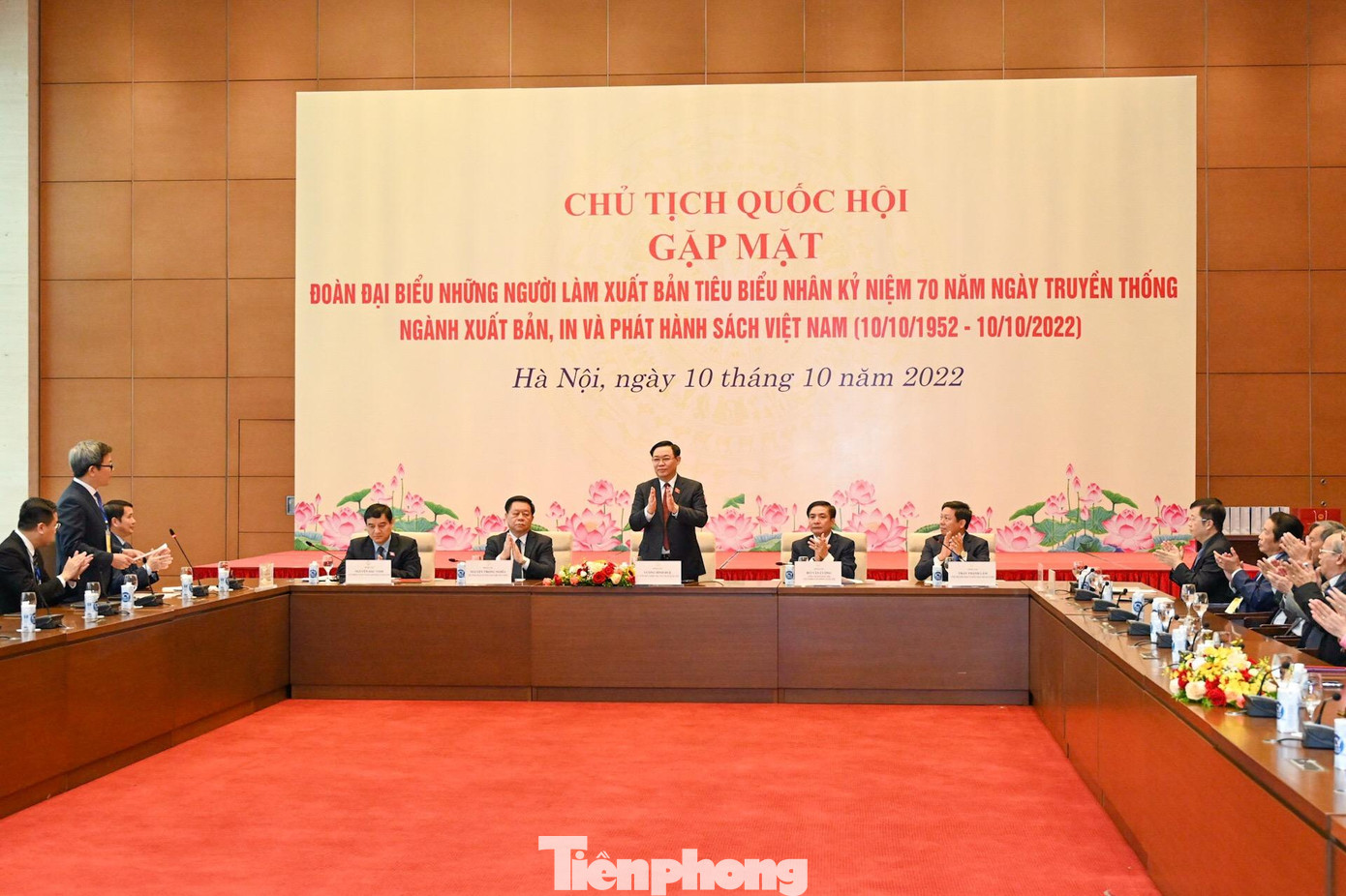 Sau đó, tại Nhà Quốc hội, Chủ tịch Quốc hội Vương Đình Huệ gặp mặt đoàn 86 đại biểu người làm xuất bản tiêu biểu - đại diện cho 57 nhà xuất bản và hàng ngàn cơ sở in, cơ sở phát hành trên cả nước. Ảnh: Nhật Minh