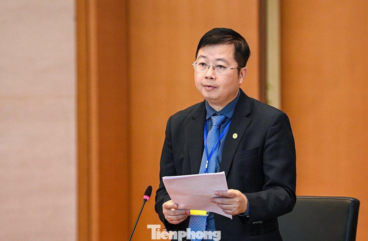 Thứ trưởng Bộ TT&amp;TT Nguyễn Thanh Lâm báo cáo về ý nghĩa chương trình Kỷ niệm 70 năm Ngày truyền thống ngành Xuất bản, In và Phát hành sách Việt Nam và gặp mặt tuyên dương những người làm xuất bản tiêu biểu. Ảnh: Nhật Minh