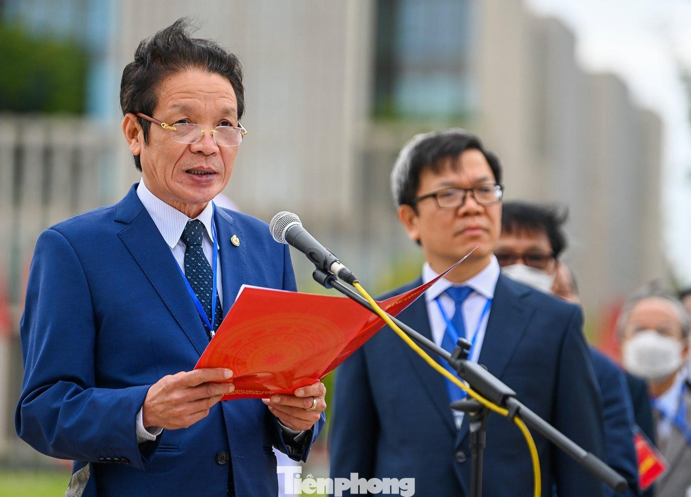 Chủ tịch Hội Xuất bản Việt Nam Hoàng Vĩnh Bảo báo công với Bác. Ảnh: Nhật Minh