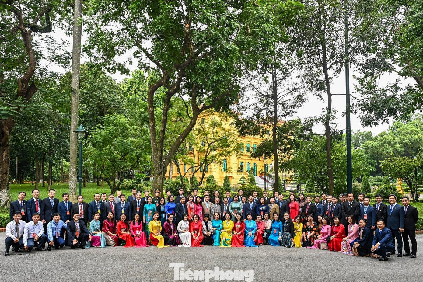 Đại biểu người làm xuất bản tiêu biểu chụp ảnh kỷ niệm trong khu di tích Chủ tịch Hồ Chí Minh. Ảnh: Nhật Minh