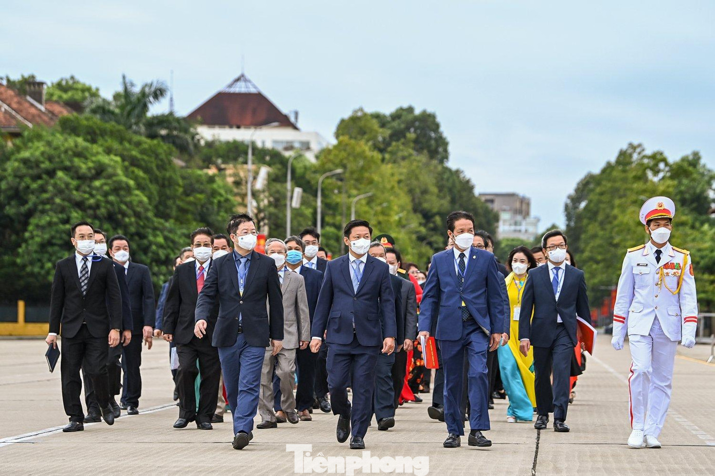 Phó Trưởng Ban Tuyên giáo T.Ư Trần Thanh Lâm, Thứ trưởng Bộ TT&amp;TT Nguyễn Thanh Lâm và Chủ tịch Hội Xuất bản Việt Nam Hoàng Vĩnh Bảo dẫn đầu đoàn đại biểu đặt vòng hoa tại Lăng Chủ tịch Hồ Chí Minh, dâng hương tưởng niệm Chủ tịch Hồ Chí Minh tại Nhà 67 khu di tích Chủ tịch Hồ Chí Minh, Phủ Chủ tịch. Ảnh: Nhật Minh