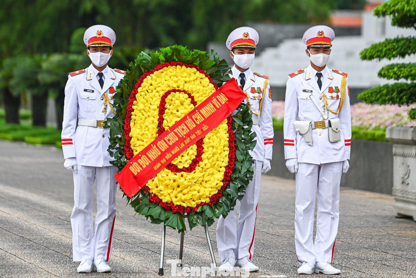 Sáng 10/10, các đại biểu về dự Lễ Kỷ niệm 70 năm ngành Xuất bản, In và Phát hành sách Việt Nam đã tới đặt vòng hoa tại Lăng Chủ tịch Hồ Chí Minh, dâng hương tưởng niệm Chủ tịch Hồ Chí Minh tại Nhà 67 khu di tích Chủ tịch Hồ Chí Minh, Phủ Chủ tịch. Ảnh: Nhật Minh