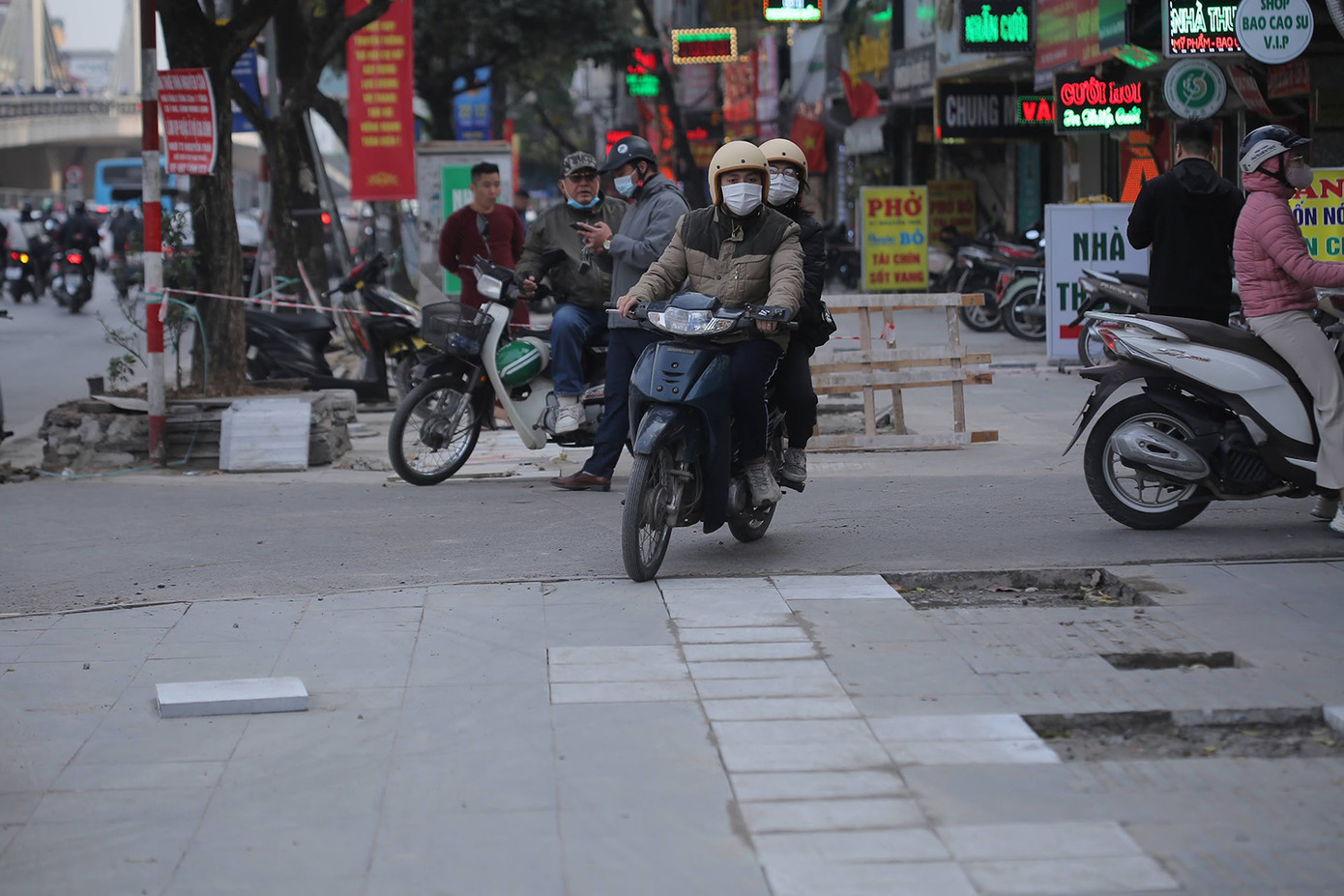 Đáng chú ý, theo đơn vị thi công, nhiều khu vực vừa mới lát lại, đã bị các phương tiện ồ ạt đi qua, ảnh hưởng rất lớn đến chất lượng công trình. Ảnh: Duy Phạm