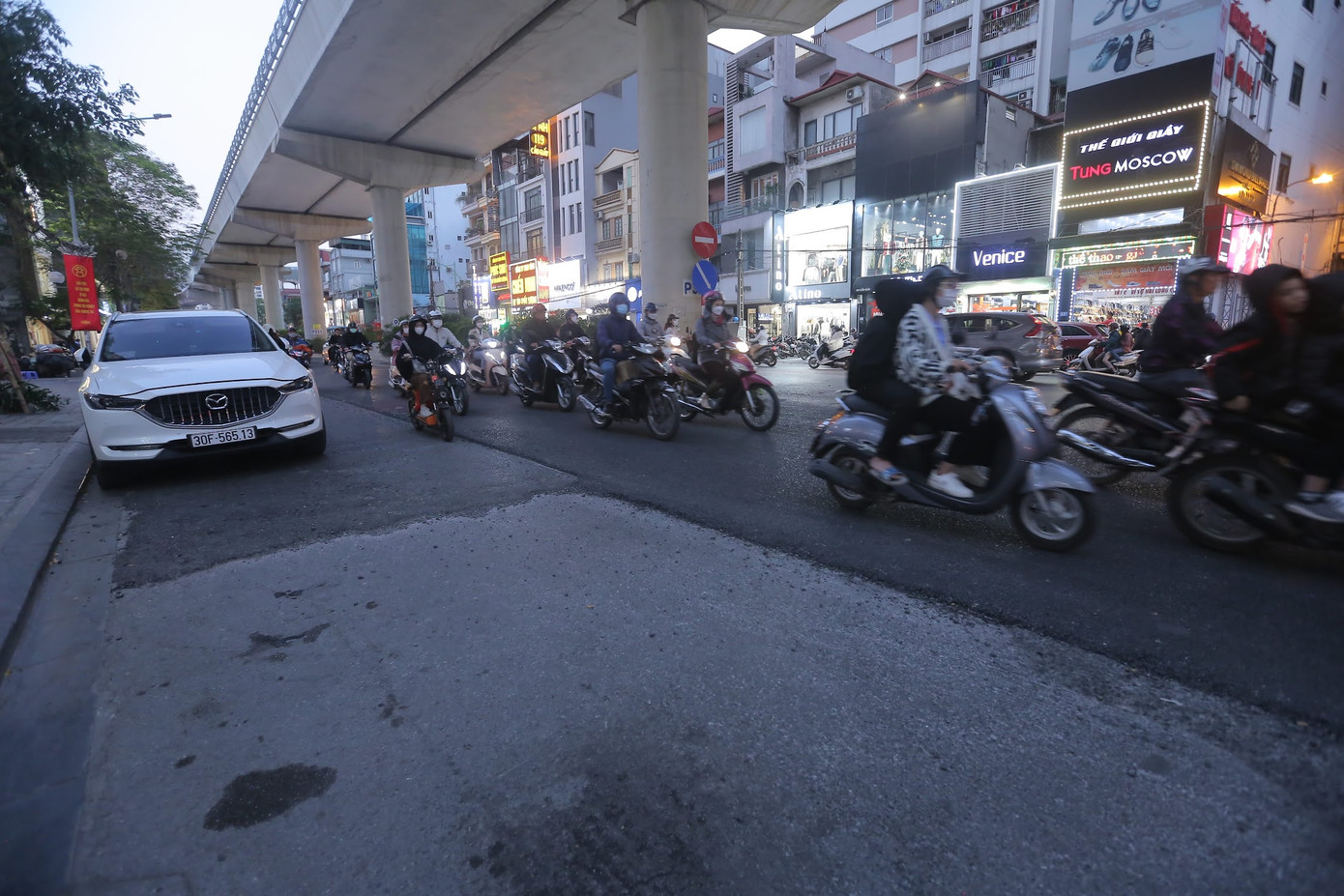 Một vị trí xuất hiện nhiều miếng vá trên mặt đường. Ảnh: Duy Phạm
