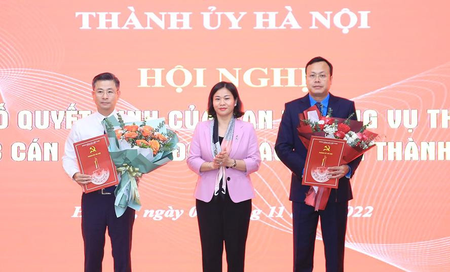 Phó Bí thư Thường trực Thành uỷ Hà Nội Nguyễn Thị Tuyến trao Quyết định và tặng hoa chúc mừng ông Nguyễn Phi Thường và ông Phạm Quang Thanh. Ảnh: HNM Phó Bí thư Thường trực Thành uỷ Hà Nội Nguyễn Thị Tuyến trao Quyết định và tặng hoa chúc mừng ông Nguyễn Phi Thường và ông Phạm Quang Thanh. Ảnh: HNM