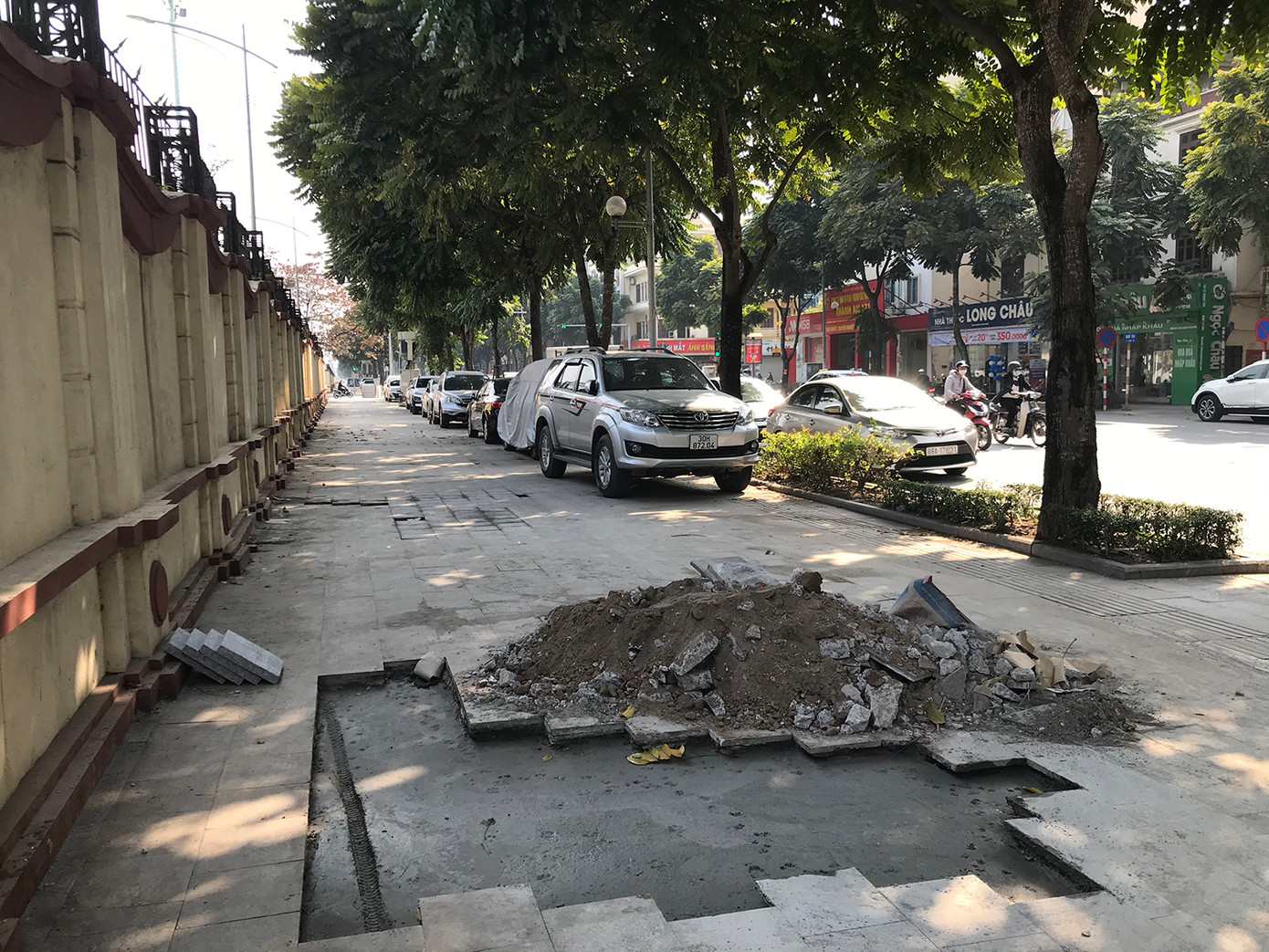 Một đoạn vỉa hè đường Lê Trọng Tấn đang trong thời gian sửa chữa, nhưng ô tô vẫn dừng đỗ. Ảnh: Trường Phong