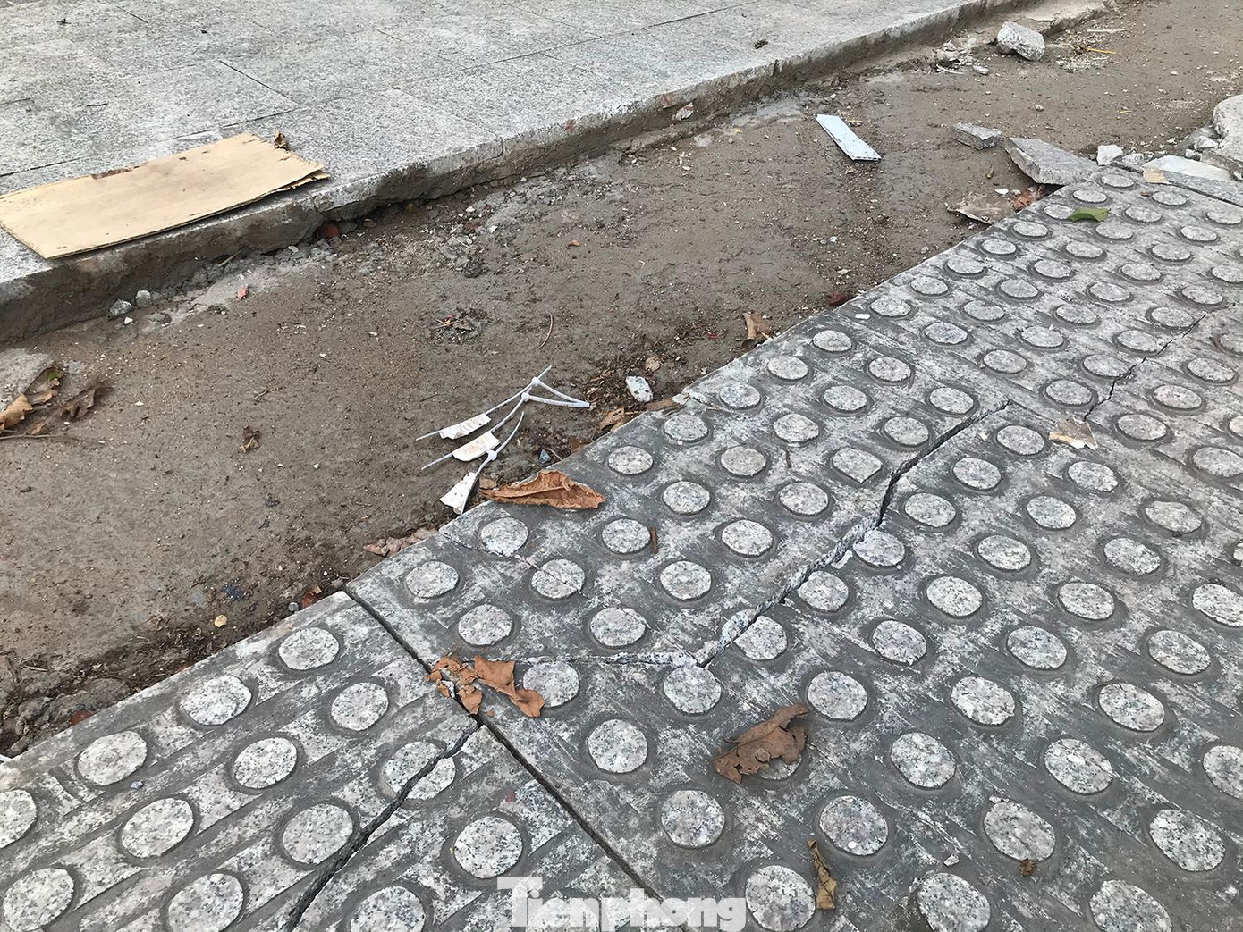 Cả một đoạn vỉa hè dài bị bóc đá, khiến nhiều khu vực bị xuống cấp, nhếch nhác. Ảnh: Trường Phong