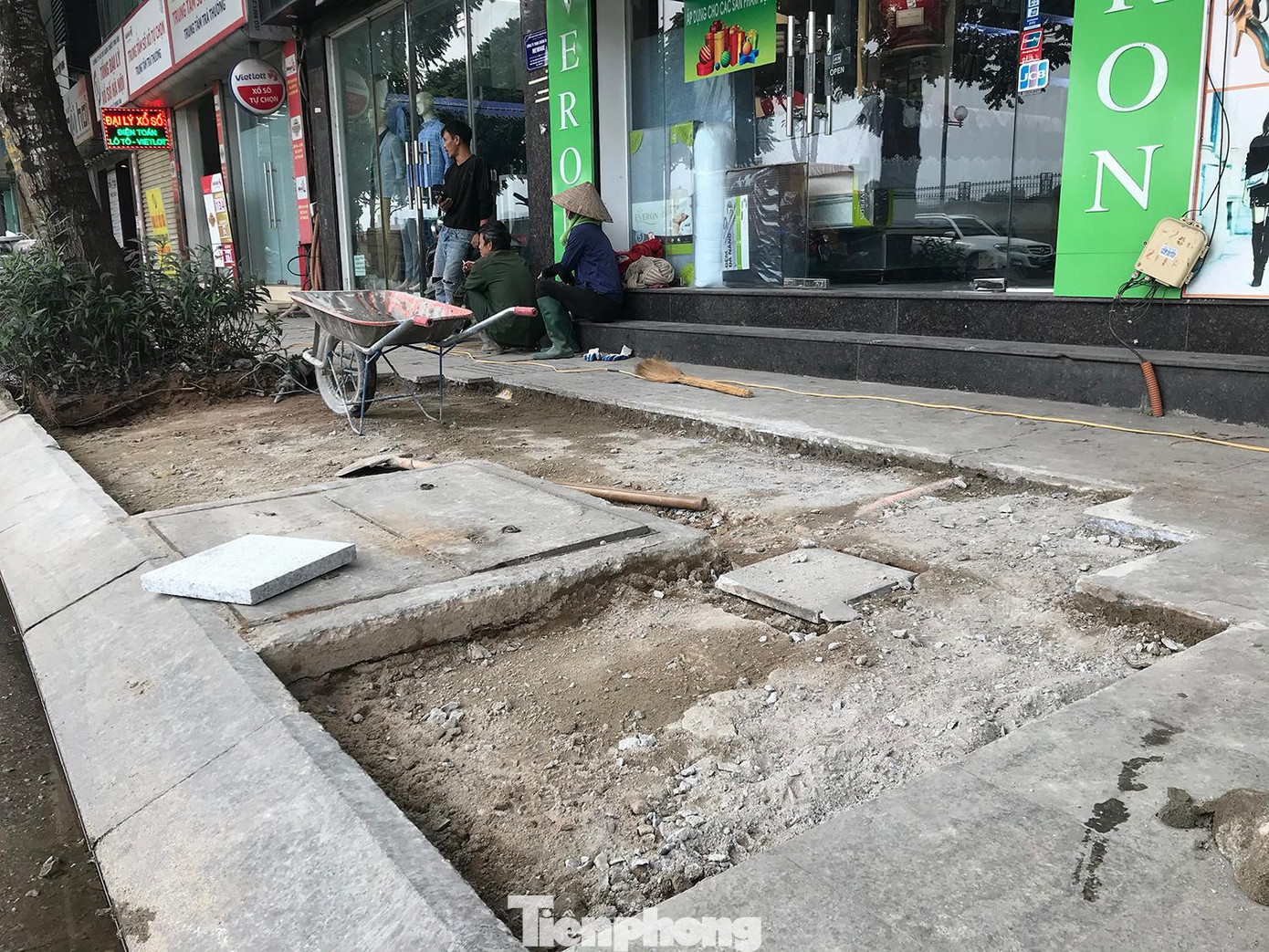 Một đoạn vỉa hè phố Lê Trọng Tấn phải lật lên gần như toàn bộ để vá lại. Ảnh: Trường Phong Một đoạn vỉa hè phố Lê Trọng Tấn phải lật lên gần như toàn bộ để vá lại. Ảnh: Trường Phong