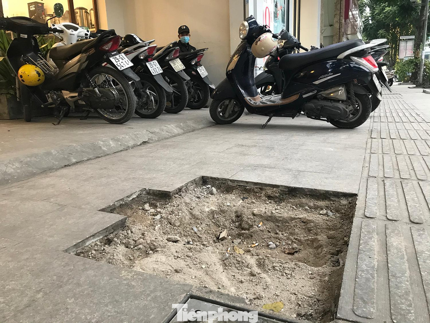 Không quá khó để nhận thấy, rất nhiều khu vực vỉa hè tuyến phố Lê Trọng Tấn sẽ phải vá lại, tốn rất nhiều kinh phí. Ảnh: Trường Phong Không quá khó để nhận thấy, rất nhiều khu vực vỉa hè tuyến phố Lê Trọng Tấn sẽ phải vá lại, tốn rất nhiều kinh phí. Ảnh: Trường Phong