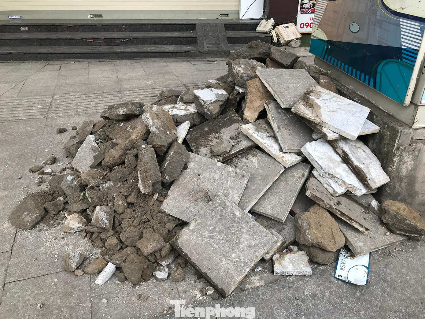 Một điều dễ nhận thấy, trên tuyến phố Lê Trọng Tấn, những viên đá lát vỉa hè bị lật lên để thay mới gần như không thể tái sử dụng, gây lãng phí lớn. Ảnh: Trường Phong Một điều dễ nhận thấy, trên tuyến phố Lê Trọng Tấn, những viên đá lát vỉa hè bị lật lên để thay mới gần như không thể tái sử dụng, gây lãng phí lớn. Ảnh: Trường Phong