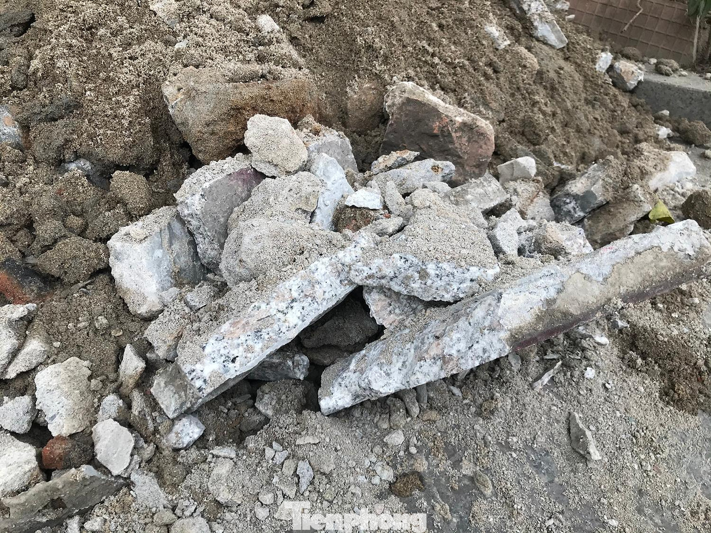 Không ít những viên đá bị vỡ vụn, trở thành rác thải chỉ sau vài năm sử dụng. Ảnh: Trường Phong Không ít những viên đá bị vỡ vụn, trở thành rác thải chỉ sau vài năm sử dụng. Ảnh: Trường Phong