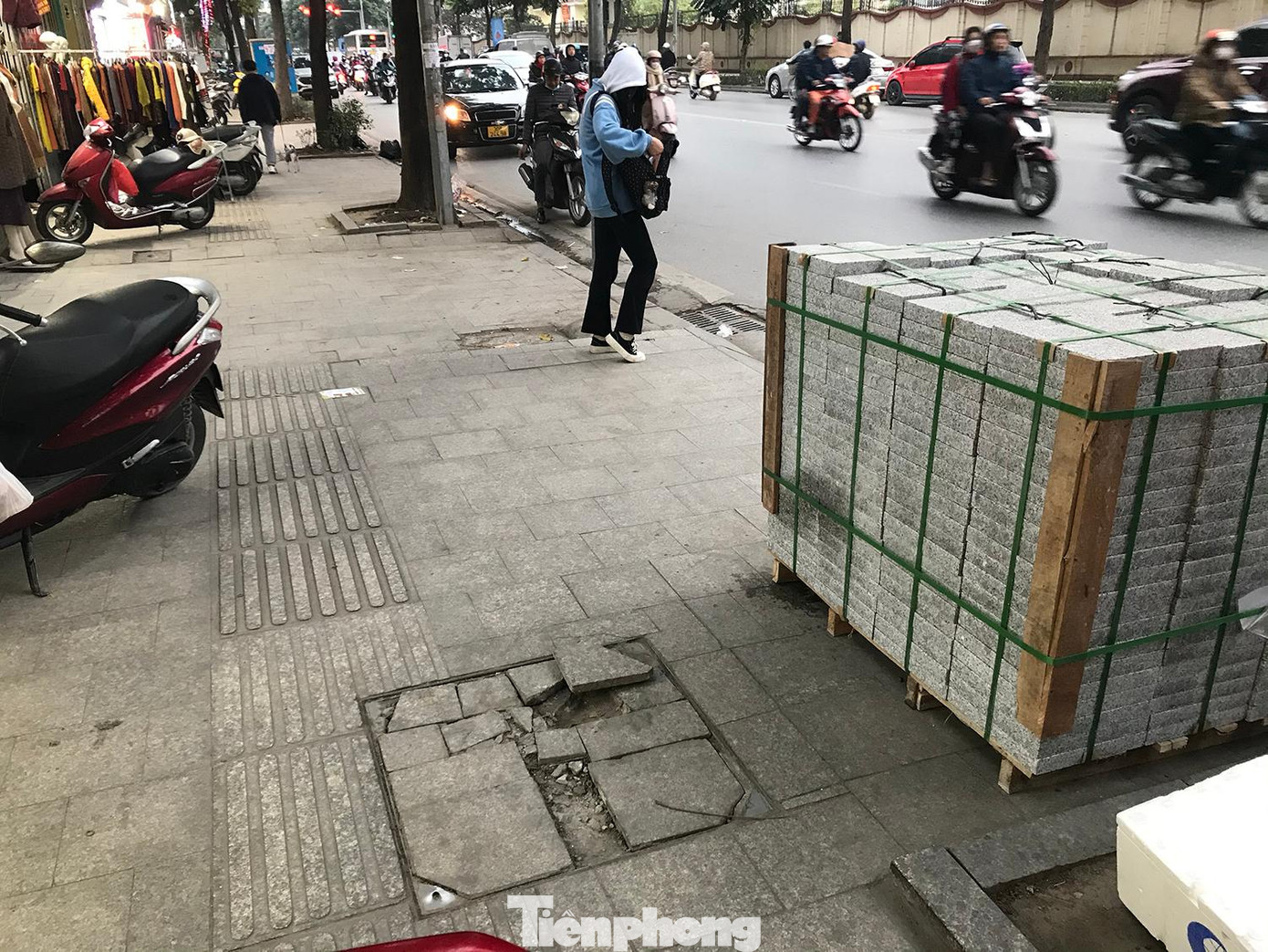 Theo ghi nhận của phóng viên, từ cuối tuần qua, nhiều vật liệu xây dựng được tập kết trên tuyến phố này để sửa chữa, vá lại những đoạn vỉa hè bị bong tróc. Ảnh: Trường Phong Theo ghi nhận của phóng viên, từ cuối tuần qua, nhiều vật liệu xây dựng được tập kết trên tuyến phố này để sửa chữa, vá lại những đoạn vỉa hè bị bong tróc. Ảnh: Trường Phong