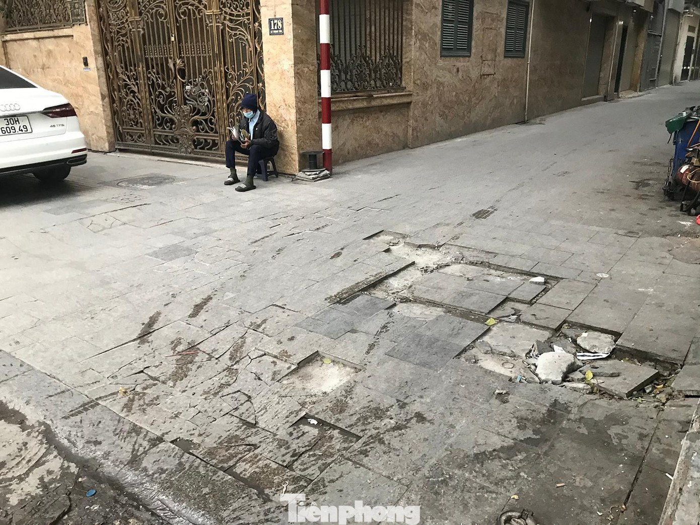 Nhiều khu vực vỉa hè lát đá trên tuyến phố Lê Trọng Tấn vỡ nát, bong tróc, gây mất mỹ quan đô thị. Ảnh: Trường Phong Nhiều khu vực vỉa hè lát đá trên tuyến phố Lê Trọng Tấn vỡ nát, bong tróc, gây mất mỹ quan đô thị. Ảnh: Trường Phong