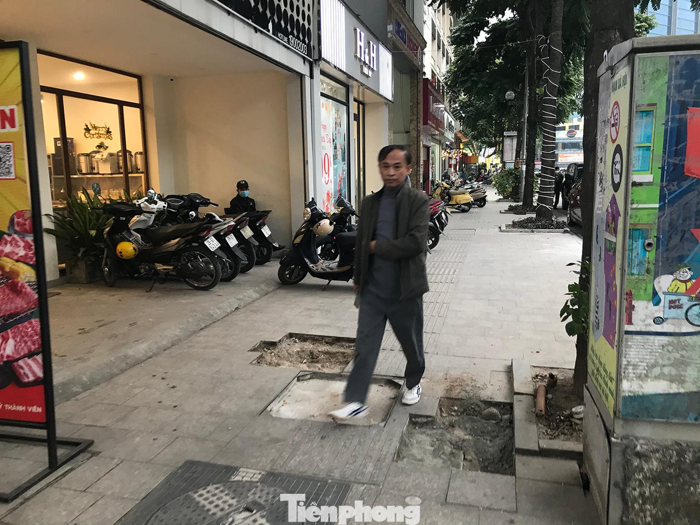 Việc phải cải tạo, sửa chữa, vá lại vỉa hè ảnh hưởng khá lớn đến người đi bộ. Ảnh: Trường Phong Việc phải cải tạo, sửa chữa, vá lại vỉa hè ảnh hưởng khá lớn đến người đi bộ. Ảnh: Trường Phong