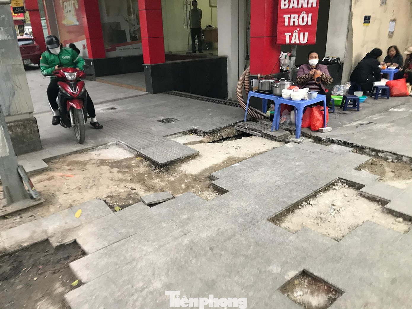 Nhiều đoạn, tuyến vỉa hè lát đá tự nhiên ở Hà Nội phải vá lại sau thời gian ngắn đưa vào sử dụng. Ảnh: Trường Phong Nhiều đoạn, tuyến vỉa hè lát đá tự nhiên ở Hà Nội phải vá lại sau thời gian ngắn đưa vào sử dụng. Ảnh: Trường Phong