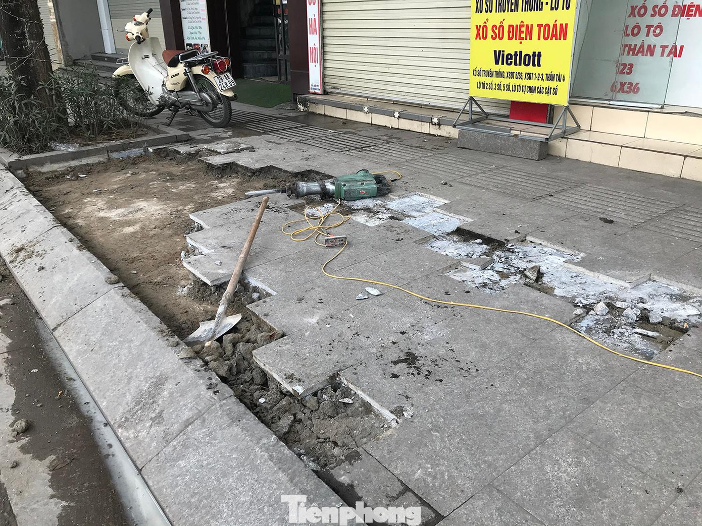 Mới đây, giám sát của các ban thuộc HĐND thành phố đã đề nghị UBND thành phố rà soát, đánh giá lại chủ trương lát đá vỉa hè các tuyến phố trên địa bàn Thủ đô, tránh lãng phí. Ảnh: Trường Phong Mới đây, giám sát của các ban thuộc HĐND thành phố đã đề nghị UBND thành phố rà soát, đánh giá lại chủ trương lát đá vỉa hè các tuyến phố trên địa bàn Thủ đô, tránh lãng phí. Ảnh: Trường Phong