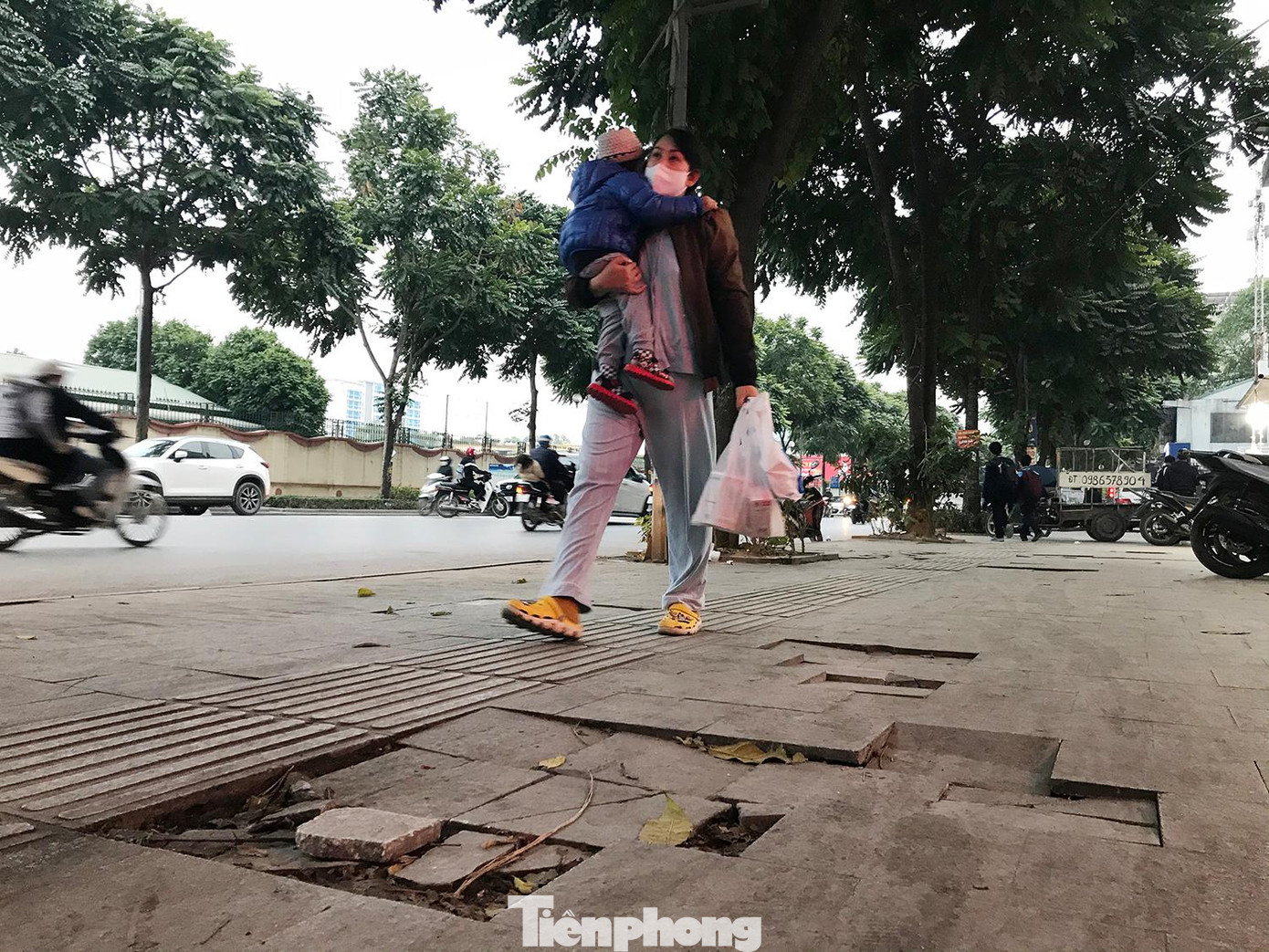 Dự án Xây dựng tuyến đường Lê Trọng Tấn (Thanh Xuân, Hà Nội) có tổng mức đầu tư 224,6 tỷ đồng, sử dụng nguồn vốn ngân sách thành phố Hà Nội, trong đó chi phí xây lắp là 89,2 tỷ đồng. Tuyến đường bắt đầu triển khai từ năm 2016, được coi là "kiểu mẫu" tuyến phố văn minh đô thị, trong đó, vỉa hè được lát đá tự nhiên đồng bộ cả tuyến, nhưng hiện nay, đã hư hỏng, xuống cấp nghiêm trọng. Ảnh: Trường Phong Dự án Xây dựng tuyến đường Lê Trọng Tấn (Thanh Xuân, Hà Nội) có tổng mức đầu tư 224,6 tỷ đồng, sử dụng nguồn vốn ngân sách thành phố Hà Nội, trong đó chi phí xây lắp là 89,2 tỷ đồng. Tuyến đường bắt đầu triển khai từ năm 2016, được coi là "kiểu mẫu" tuyến phố văn minh đô thị, trong đó, vỉa hè được lát đá tự nhiên đồng bộ cả tuyến, nhưng hiện nay, đã hư hỏng, xuống cấp nghiêm trọng. Ảnh: Trường Phong