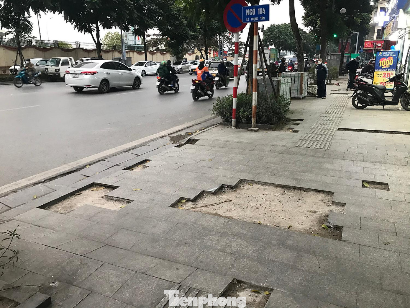 Từng được đầu tư với số tiền khá lớn, nhưng chỉ vài năm sử dụng, vỉa hè tuyến phố Lê Trọng Tấn đã hư hỏng nghiêm trọng, khiến nhiều người dân rất băn khoăn về chất lượng thi công. Ảnh: Trường Phong Từng được đầu tư với số tiền khá lớn, nhưng chỉ vài năm sử dụng, vỉa hè tuyến phố Lê Trọng Tấn đã hư hỏng nghiêm trọng, khiến nhiều người dân rất băn khoăn về chất lượng thi công. Ảnh: Trường Phong