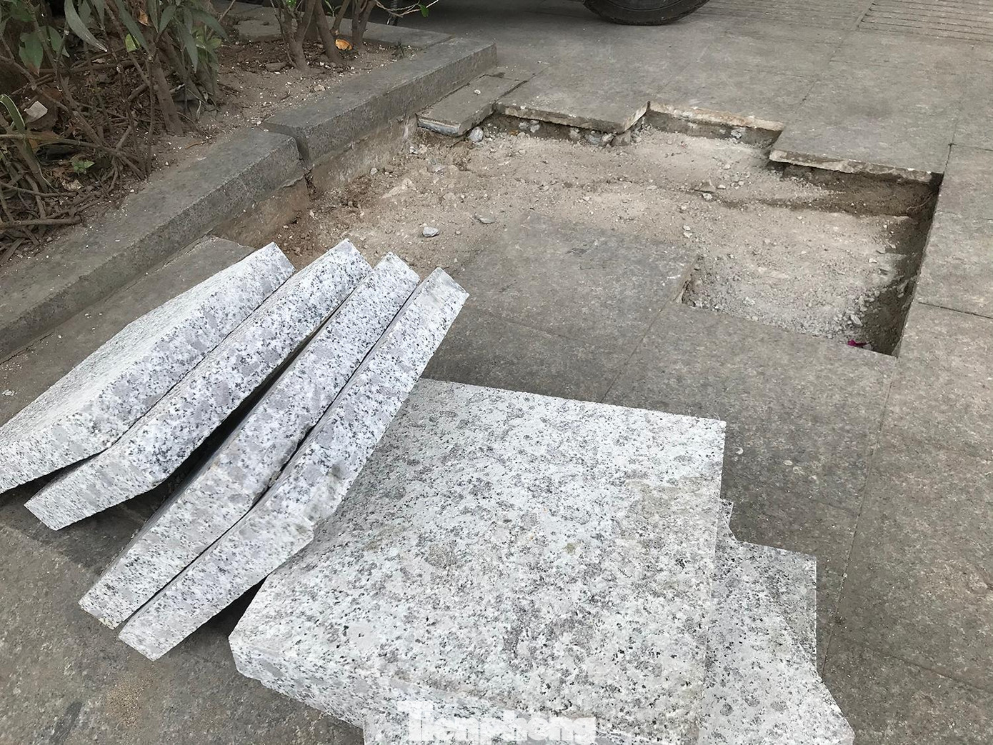 Một số khu vực vỉa hè lát đá bị hỏng đã được lột bỏ, chuẩn bị thay thế bằng các viên đá khác. Ảnh: Trường Phong Một số khu vực vỉa hè lát đá bị hỏng đã được lột bỏ, chuẩn bị thay thế bằng các viên đá khác. Ảnh: Trường Phong