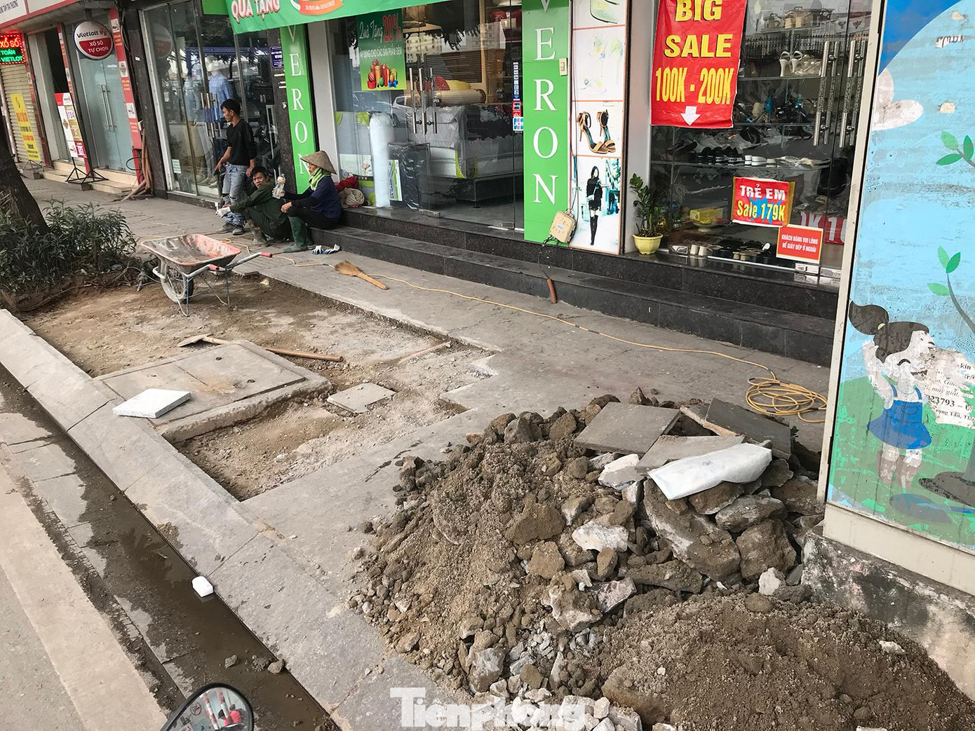 Hiện, trong khi nhiều tuyến phố khác tiếp tục được lát đá vỉa hè, việc những tuyến phố được lát đá vỉa hè vài năm trước đã hư hỏng, xuống cấp nghiêm trọng dấy lên nhiều băn khoăn, lo ngại việc lãng phí nguồn lực đầu tư. Hiện nay, việc lát đá các tuyến phố được giao về các quận, huyện làm chủ đầu tư, chịu trách nhiệm về chất lượng, phải tuân thủ theo tiêu chuẩn ban hành của UBND thành phố. Ảnh: Trường Phong Hiện, trong khi nhiều tuyến phố khác tiếp tục được lát đá vỉa hè, việc những tuyến phố được lát đá vỉa hè vài năm trước đã hư hỏng, xuống cấp nghiêm trọng dấy lên nhiều băn khoăn, lo ngại việc lãng phí nguồn lực đầu tư. Hiện nay, việc lát đá các tuyến phố được giao về các quận, huyện làm chủ đầu tư, chịu trách nhiệm về chất lượng, phải tuân thủ theo tiêu chuẩn ban hành của UBND thành phố. Ảnh: Trường Phong