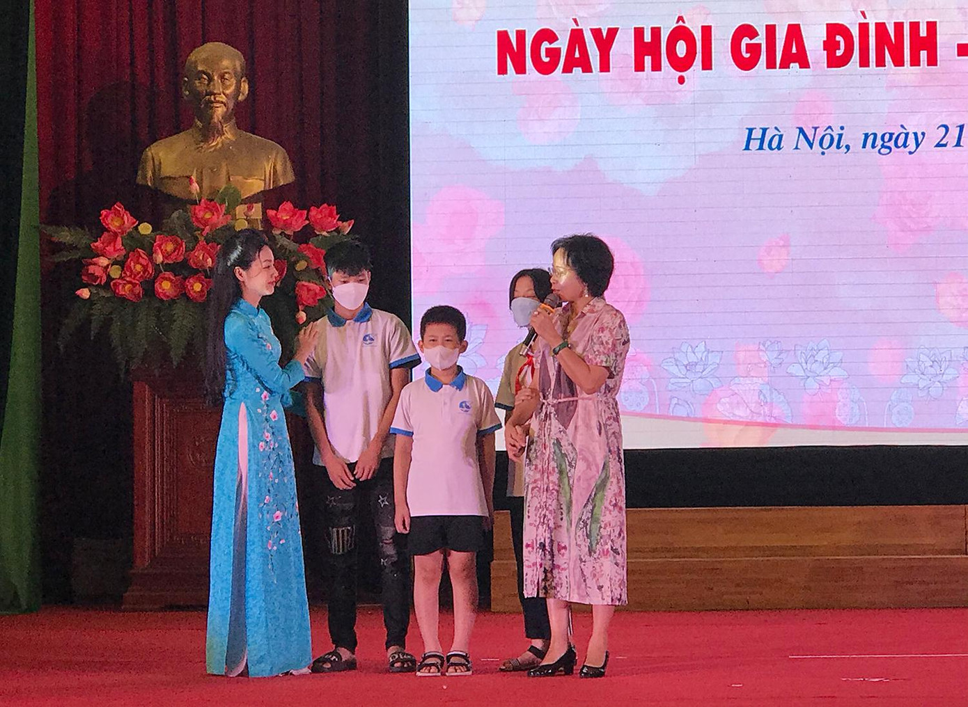 Phần gặp gỡ giữa mẹ đỡ đầu và các con tại chương trình Ngày hội gia đình - Kết nối yêu thương. Ảnh: Trường Phong