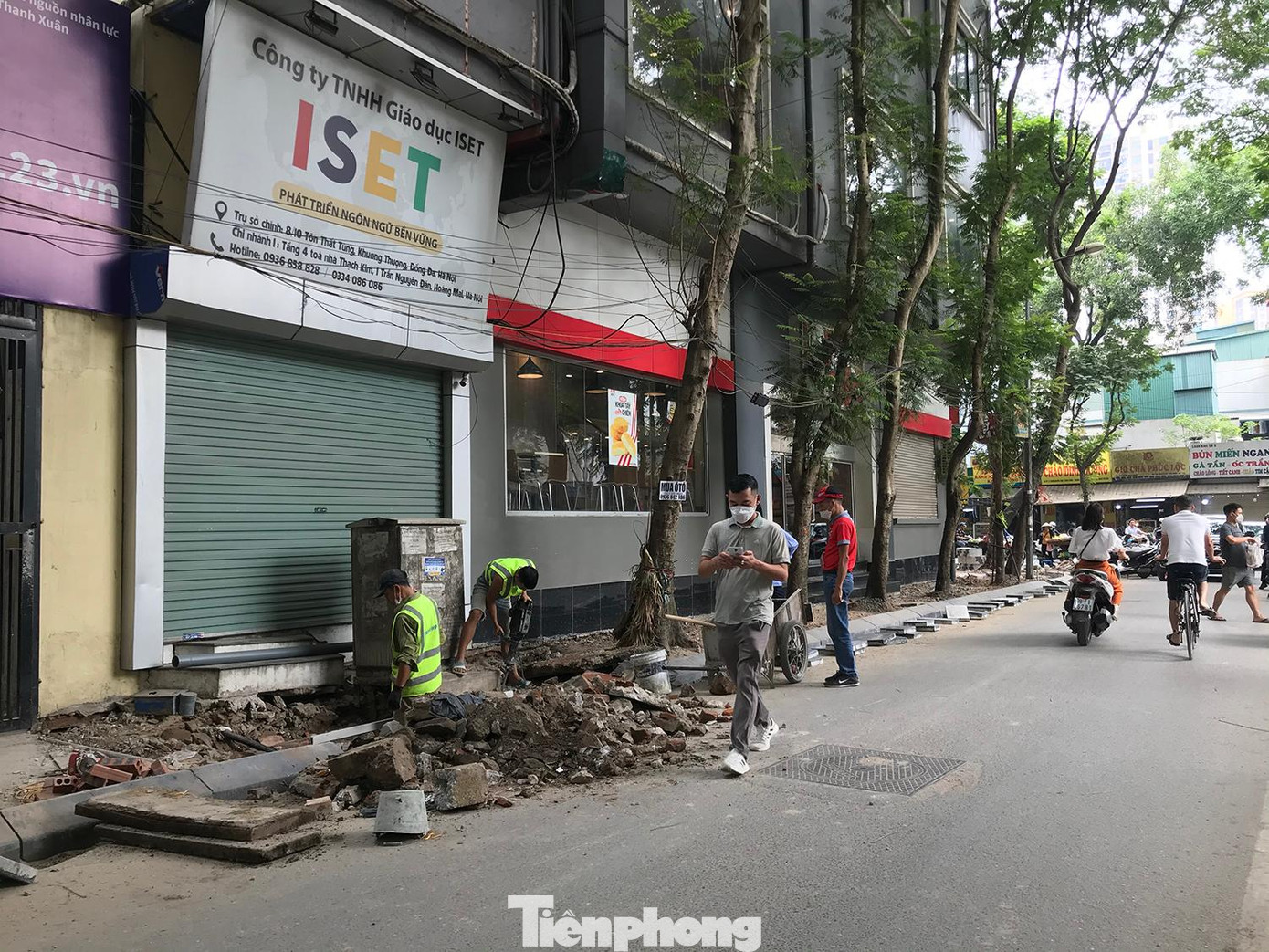 Rất nhiều tuyến đường trong Khu đô thị Định Công được cải tạo, thay mới vật liệu lát vỉa hè. Ảnh: Trường Phong Rất nhiều tuyến đường trong Khu đô thị Định Công được cải tạo, thay mới vật liệu lát vỉa hè. Ảnh: Trường Phong