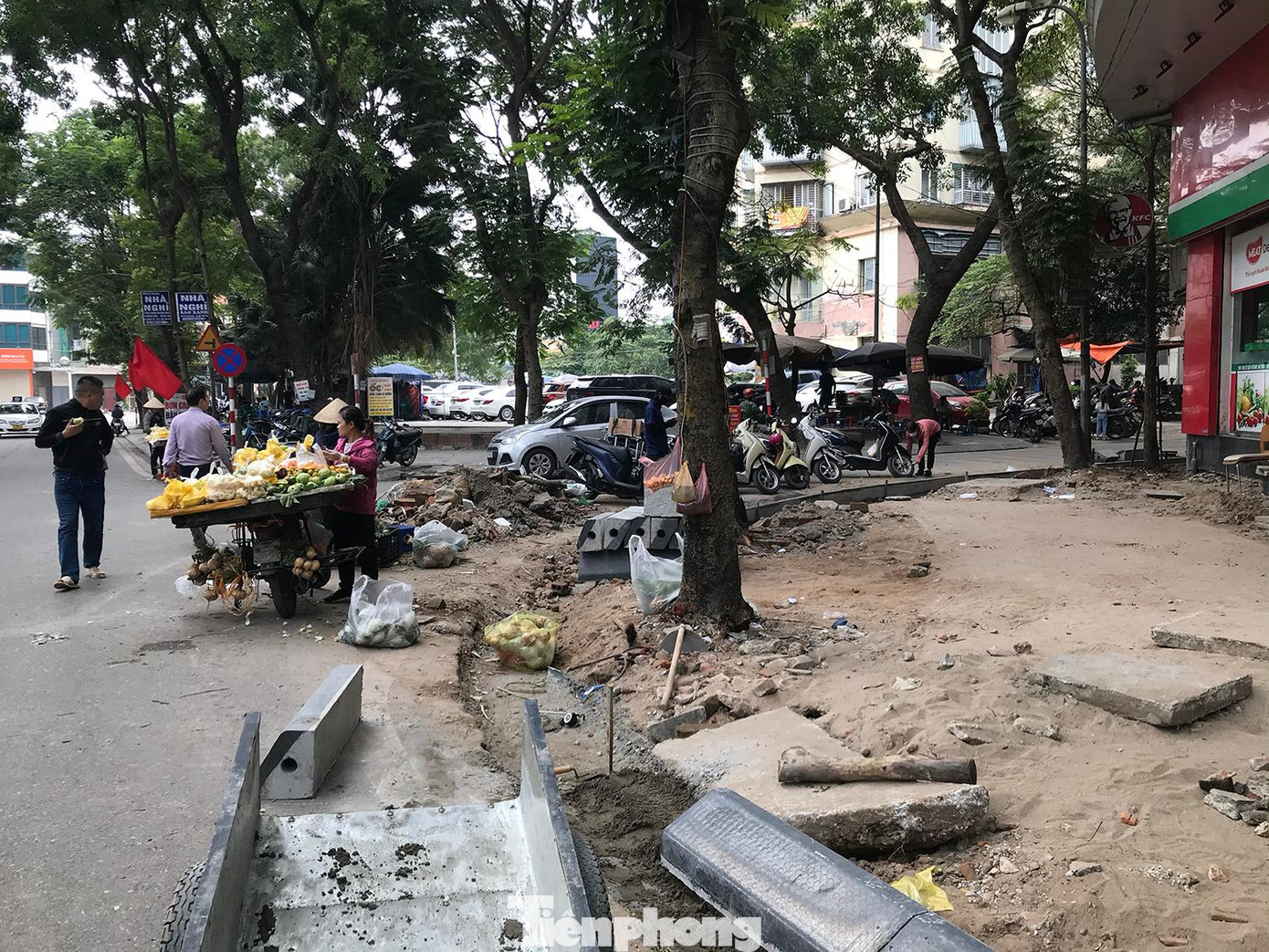 Tại quận Hoàng Mai, Khu đô thị Định Công cũng đang trở thành "đại công trường" cải tạo vỉa hè. Ảnh: Trường Phong Tại quận Hoàng Mai, Khu đô thị Định Công cũng đang trở thành "đại công trường" cải tạo vỉa hè. Ảnh: Trường Phong
