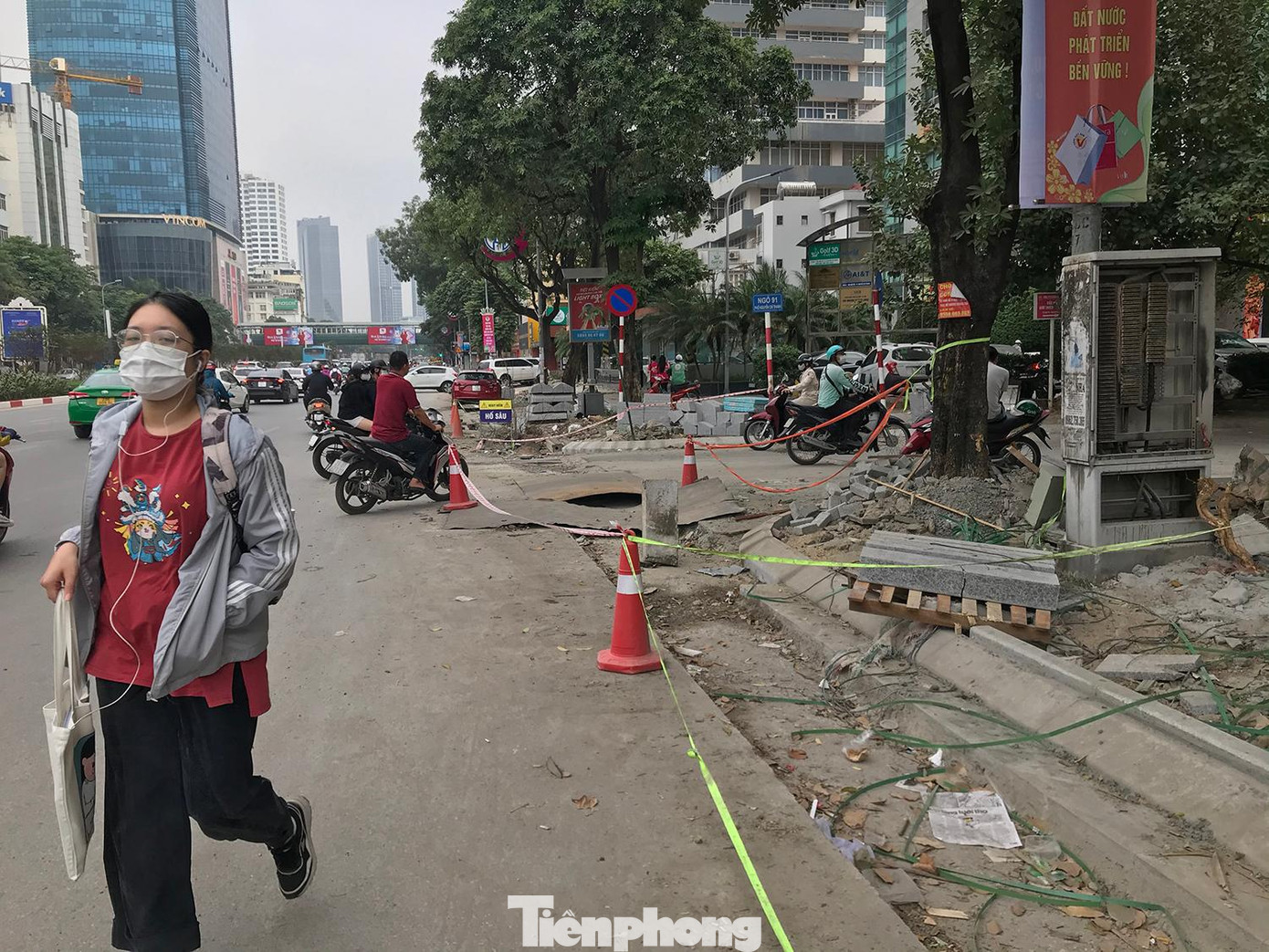 Khung cảnh thi công khá bừa bộn, nhếch nhác trên tuyến phố Nguyễn Chí Thanh. Ảnh: Trường Phong Khung cảnh thi công khá bừa bộn, nhếch nhác trên tuyến phố Nguyễn Chí Thanh. Ảnh: Trường Phong